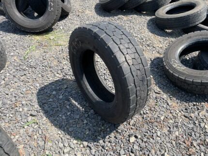 Opona ciężarowa używana 215/75R17.5 BRIDGESTONE R-DRIVE 002 / 7-9mm