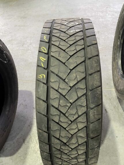 Opona ciężarowa używana 215/75R17.5 GOODYEAR KMAX D / 9-10mm