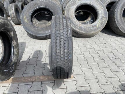  Opona ciężarowa używana 215/75R17.5 PIRELLI FR:01 TRIATHLON / 12mm