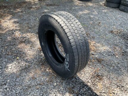 Opona ciężarowa używana 235/75R17.5 DUNLOP SP444 / 8-9mm