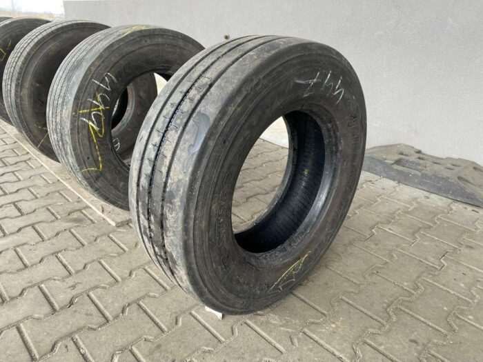 Opona ciężarowa używana 245/70R17.5 BRIDGESTONE R-STEER 002 / 7-8mm