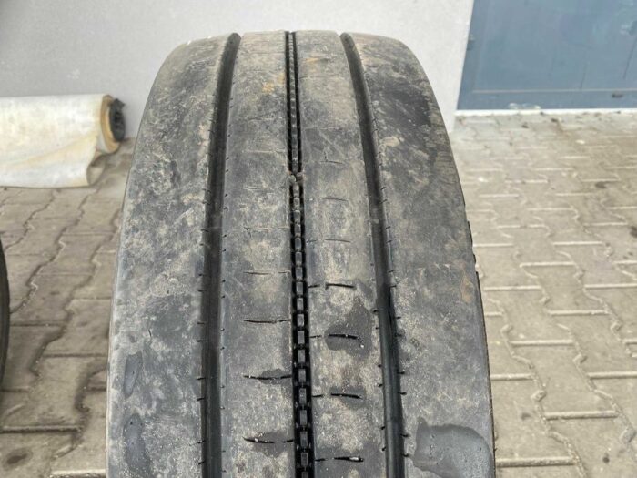 Opona ciężarowa używana 245/70R17.5 BRIDGESTONE R-STEER 002 / 7-8mm
