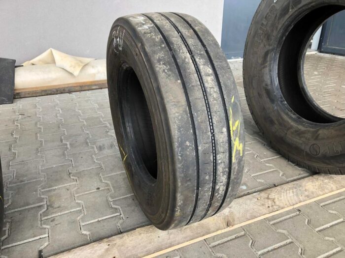 Opona ciężarowa używana 245/70R17.5 BRIDGESTONE R-STEER 002 / 8-11mm