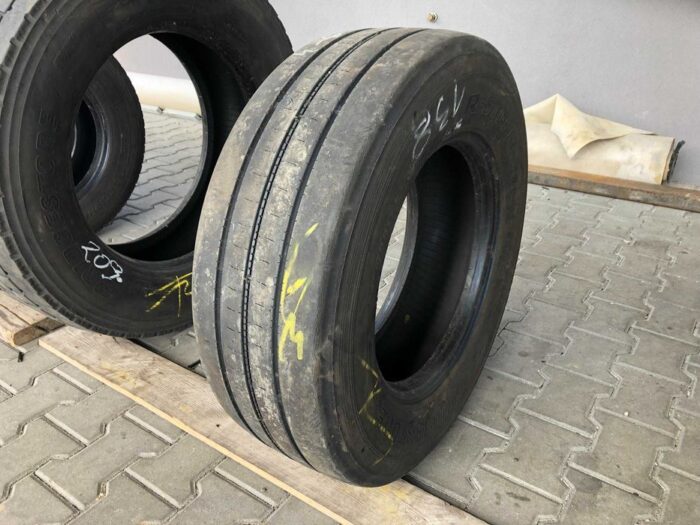 Opona ciężarowa używana 245/70R17.5 BRIDGESTONE R-STEER 002 / 8-11mm