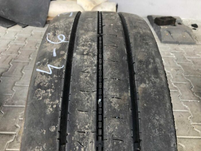 Opona ciężarowa używana 245/70R17.5 BRIDGESTONE R-STEER 002 / 8-11mm