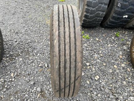 Opona ciężarowa używana 9.5R17.5 KUMHO KRT02 / 12-13mm