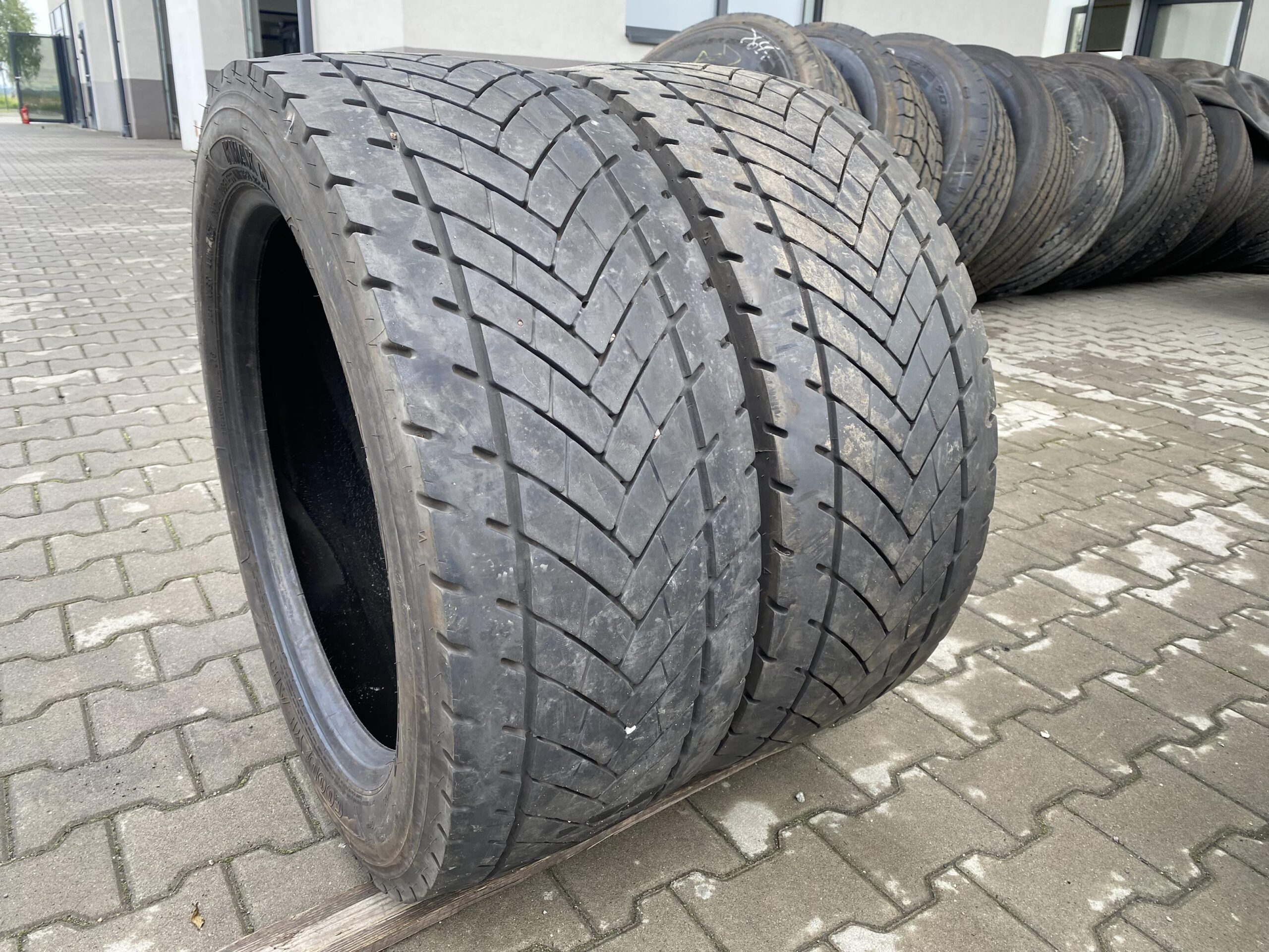 Opona ciężarowa używana napędowa 215/75R17.5 TRUCKSTAR TH DRIVE 3 / 8-10mm Opony ciężarowe 315/45R22.5 GOODYEAR KMAX D GEN-2 / 8-10mm