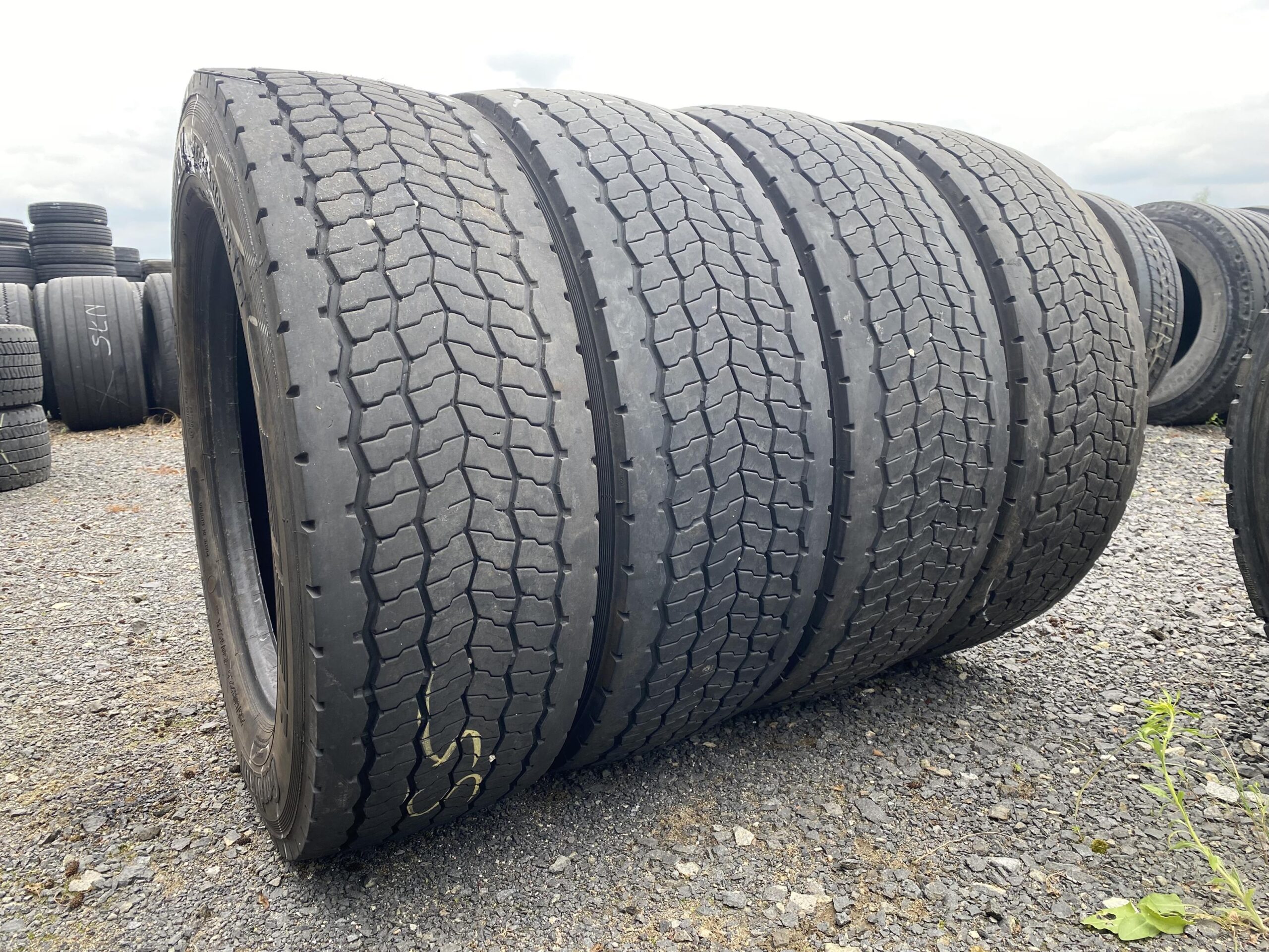 Opona używana ciężarowa przednia lub naczepowa 385/65R22.5 CONTINENTAL HSC1 / 12-13mm Opony ciężarowe 295/60R22.5 CORDIANT PROFESSIONAL DRIVING AXLE / 7-8mm