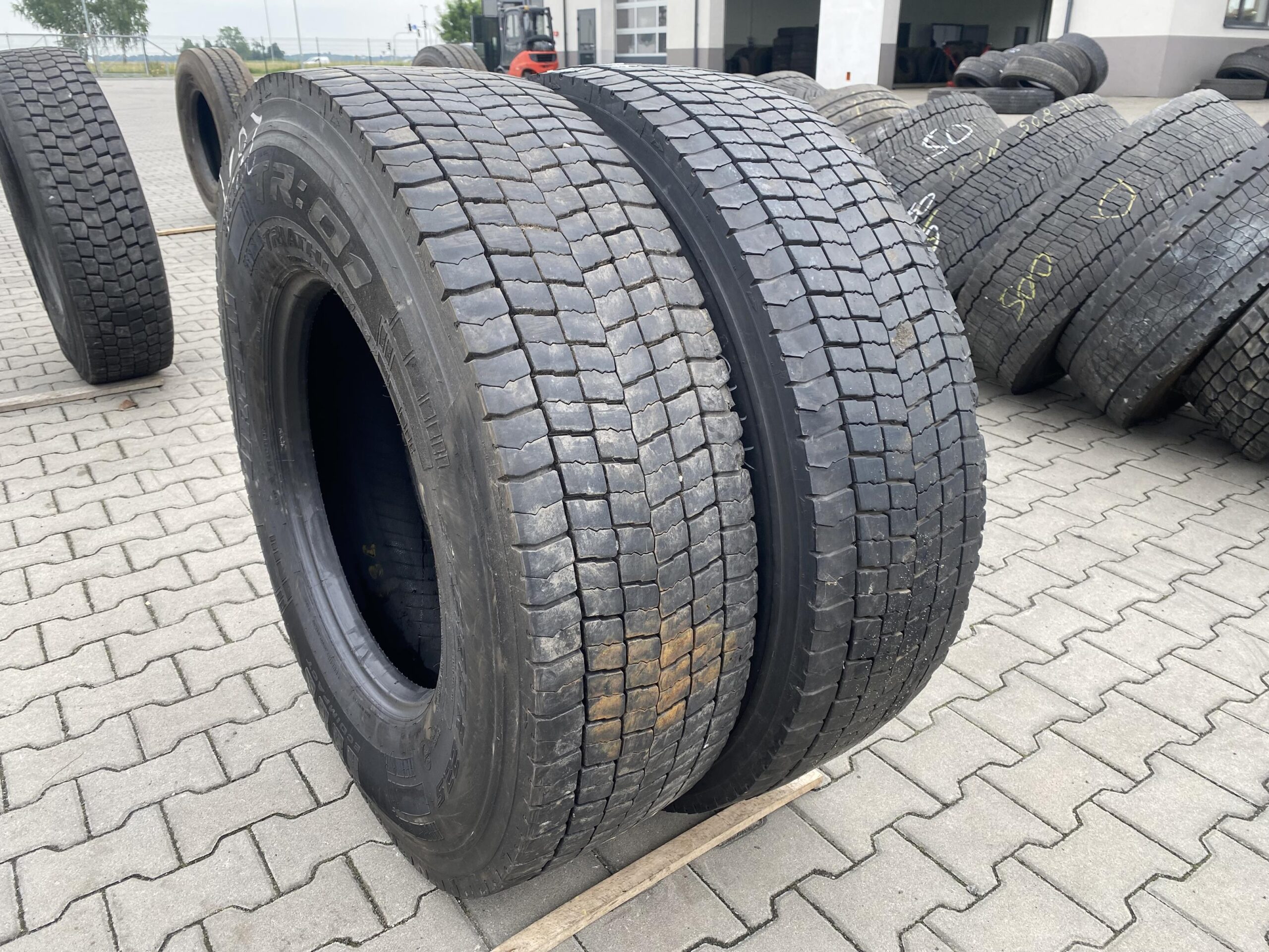 Opona ciężarowa używana napędowa 235/75R17.5 FULDA REGIOFORCE / 7-10mm Opony ciężarowe 315/80R22.5 PIRELLI TR:01 TRIATHLON / 12-15mm