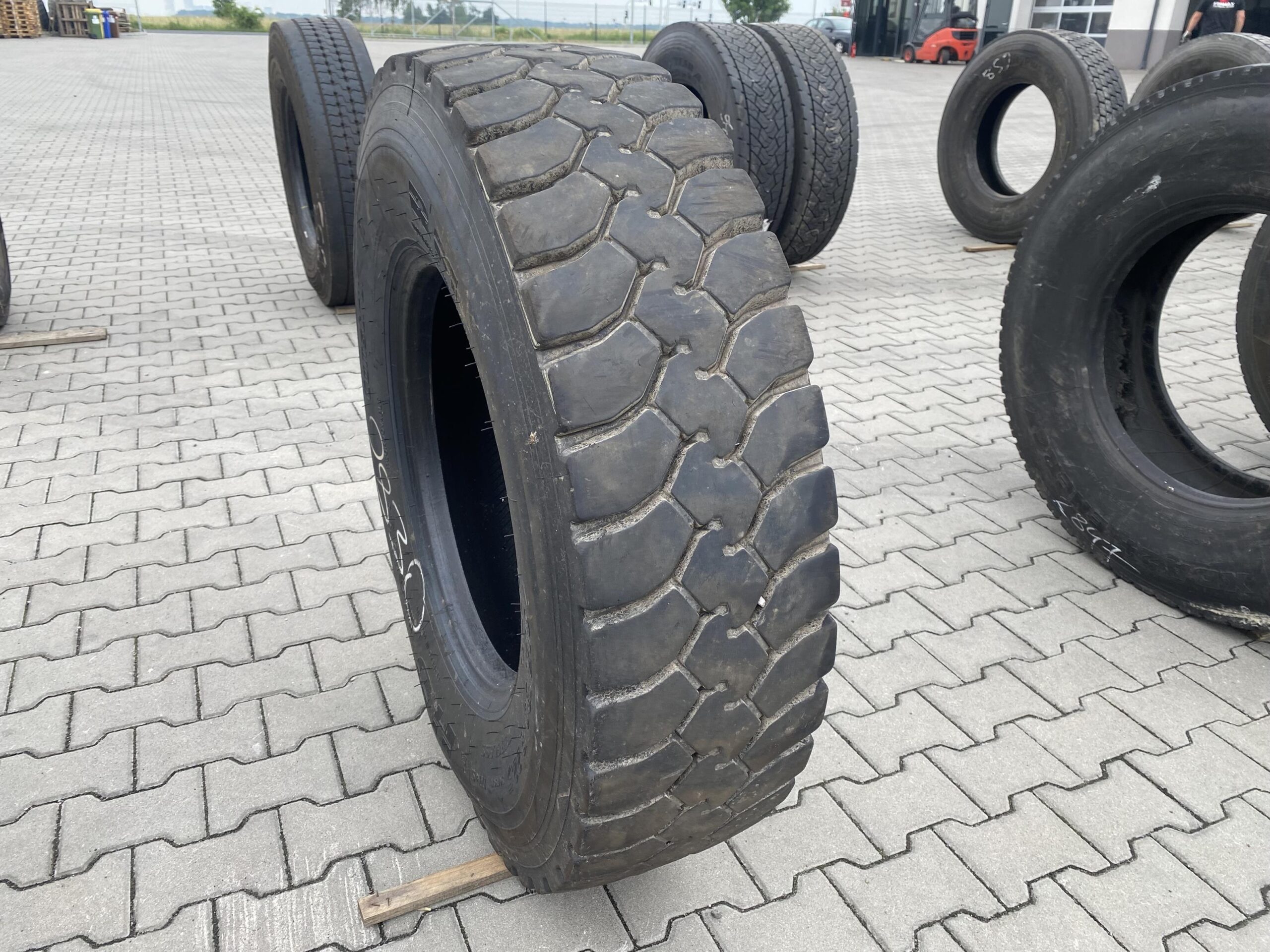 Opony używane ciężarowe prowadzące 315/80R22.5 BRIDGESTONE DURAVIS R-STEER 002 / 8-11mm Opona ciężarowa 315/80R22.5 RM HD WORK / 14-18mm