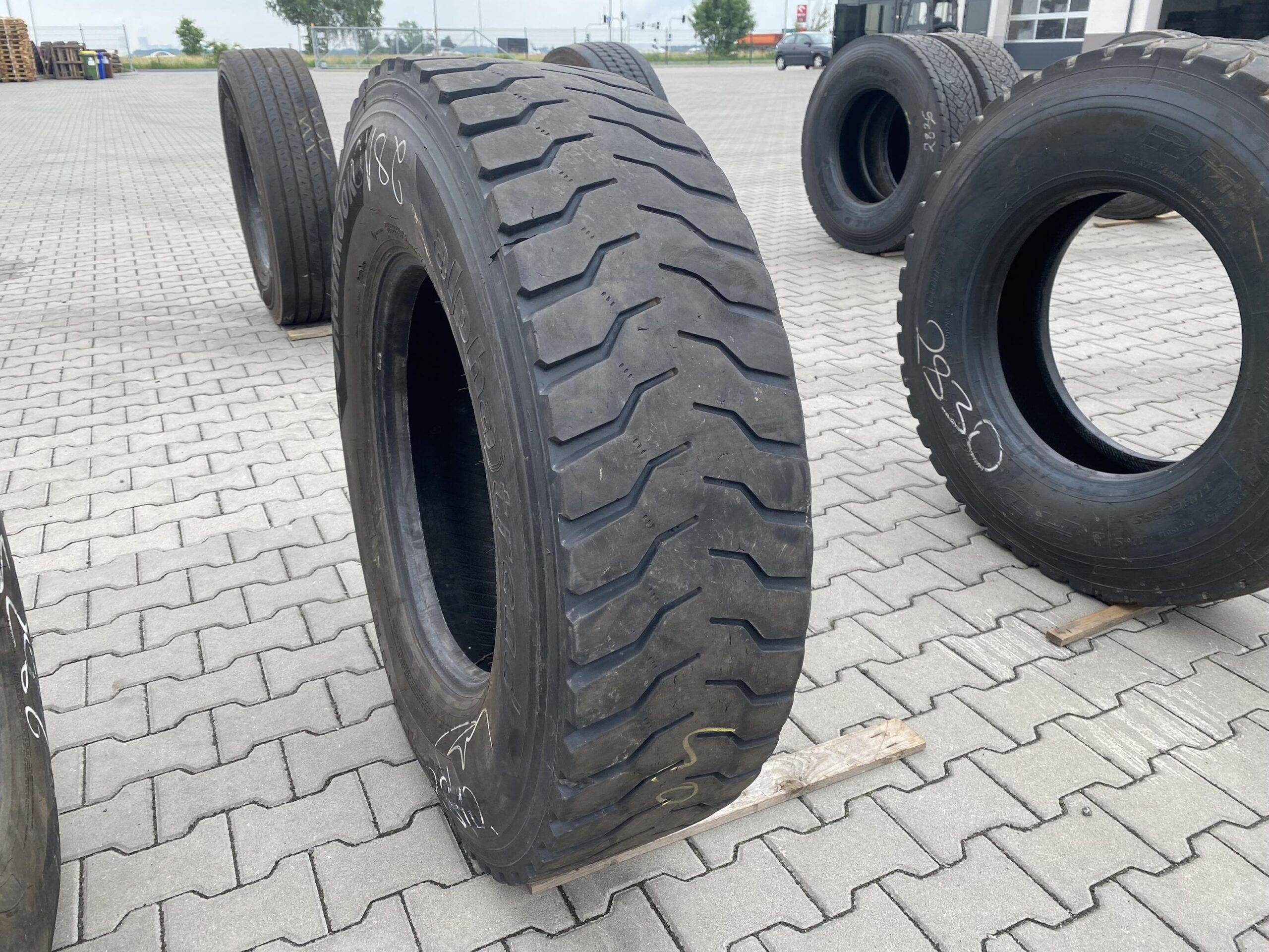 Opony ciężarowe używane prowadzące 315/80R22.5 MICHELIN X MULTIWAY 3D XZE / 10-12mm Opona ciężarowa 315/80R22.5 HANKOOK ALPHA TREAD R-DM11 / 7-12mm
