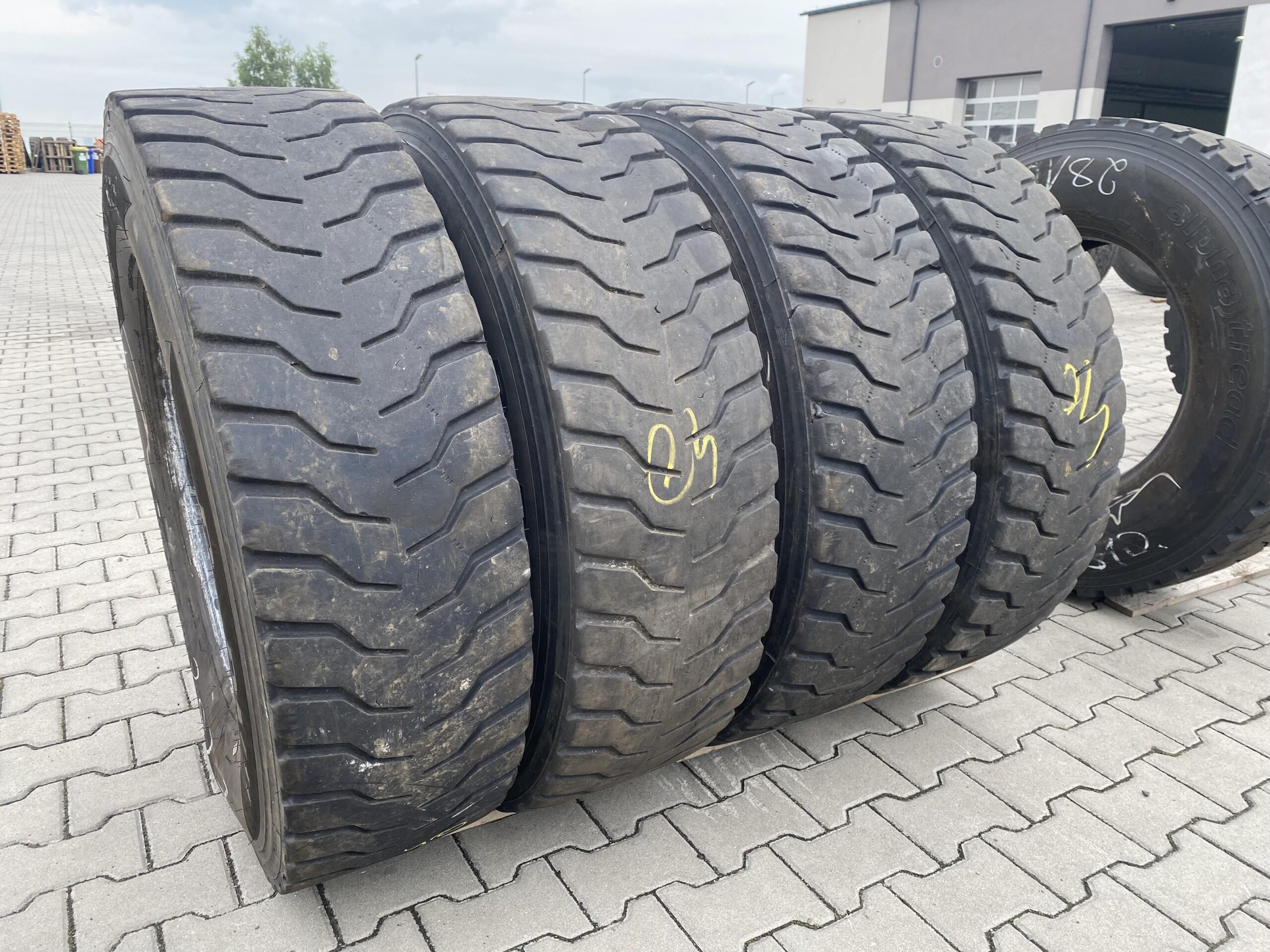 Opony ciężarowe używane prowadzące 315/80R22.5 MICHELIN X MULTIWAY 3D XZE / 10-12mm Opony ciężarowe 315/80R22.5 HANKOOK ALPHA TREAD R-DM11 / 7-11mm