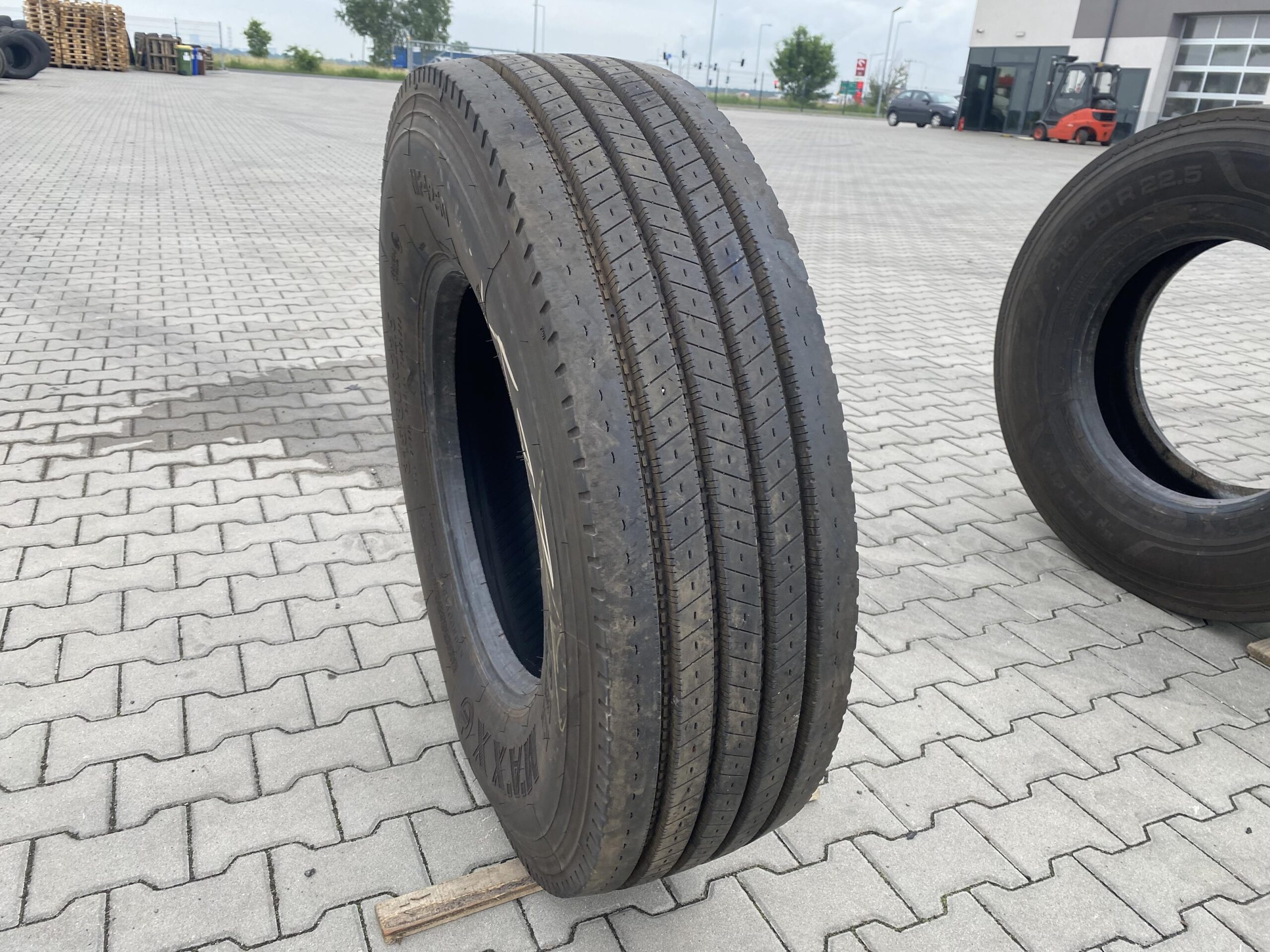 Opony ciężarowe używane prowadzące 315/80R22.5 MICHELIN X MULTIWAY 3D XZE / 12-14mm Opona ciężarowa 315/80R22.5 MAXX MF4250 / 15-16mm