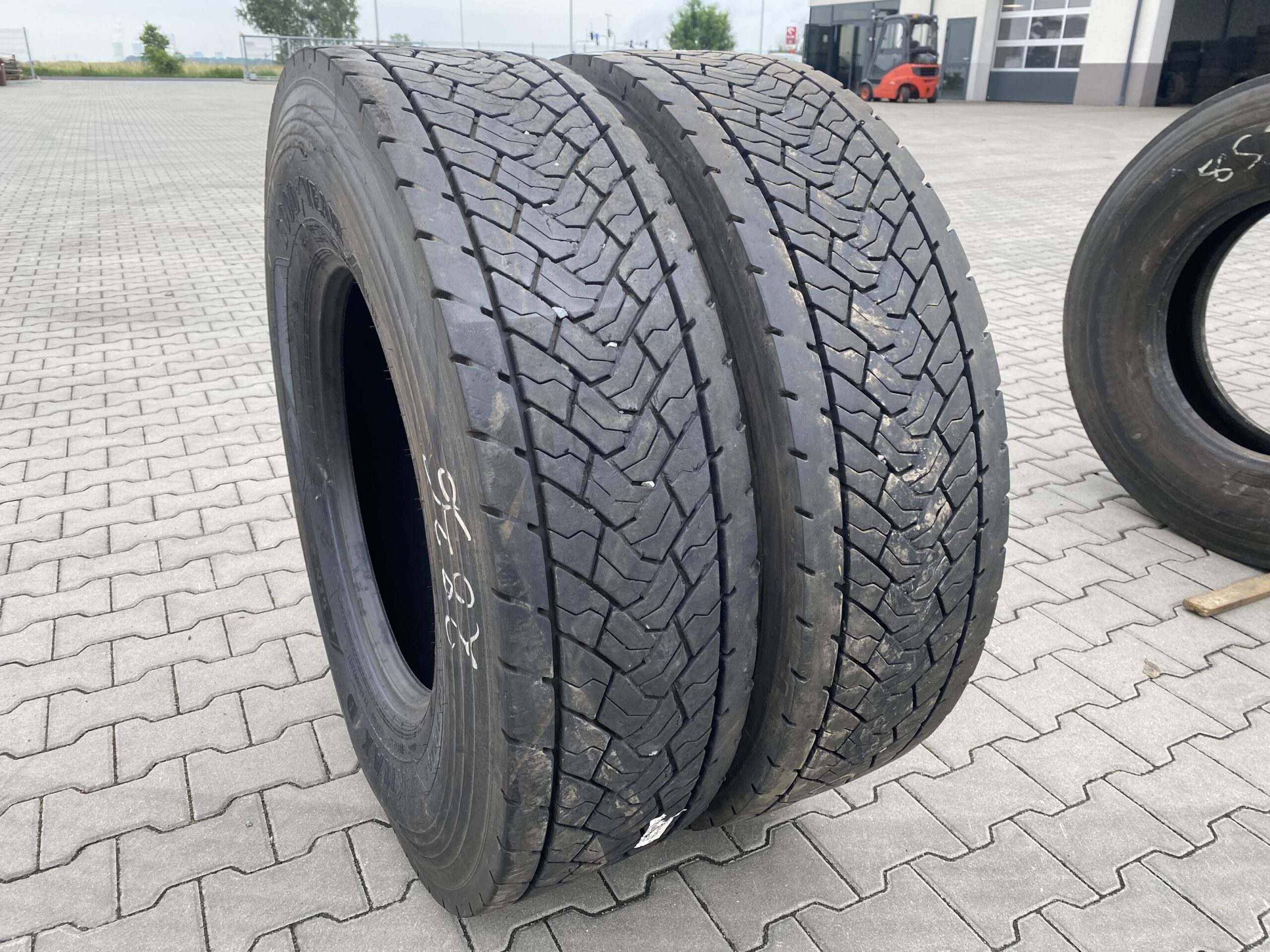 Opona ciężarowa używana naczepowa 235/75R17.5 BRIDGESTONE R-TRAILER 001 / 5-6mm Opony ciężarowe 315/80R22.5 GOODYEAR KMAX D GEN-2 / 11-14mm