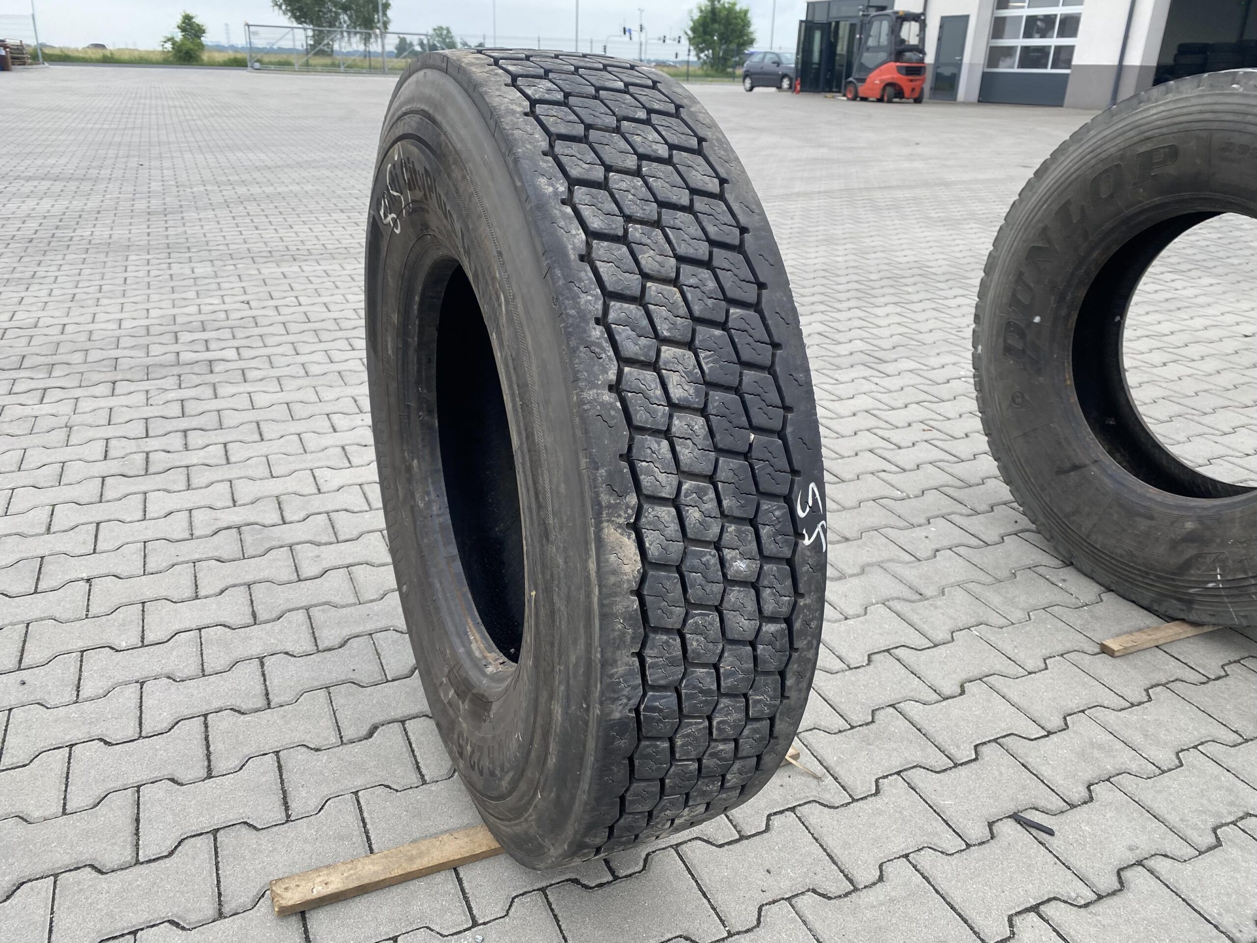 Opony używane ciężarowe przednie 315/80R22.5 MICHELIN X MULTI Z / 9-11mm Opona ciężarowa 295/80R22.5 BIEŻNIKOWANA TYP KOSTKA / 14-15mm