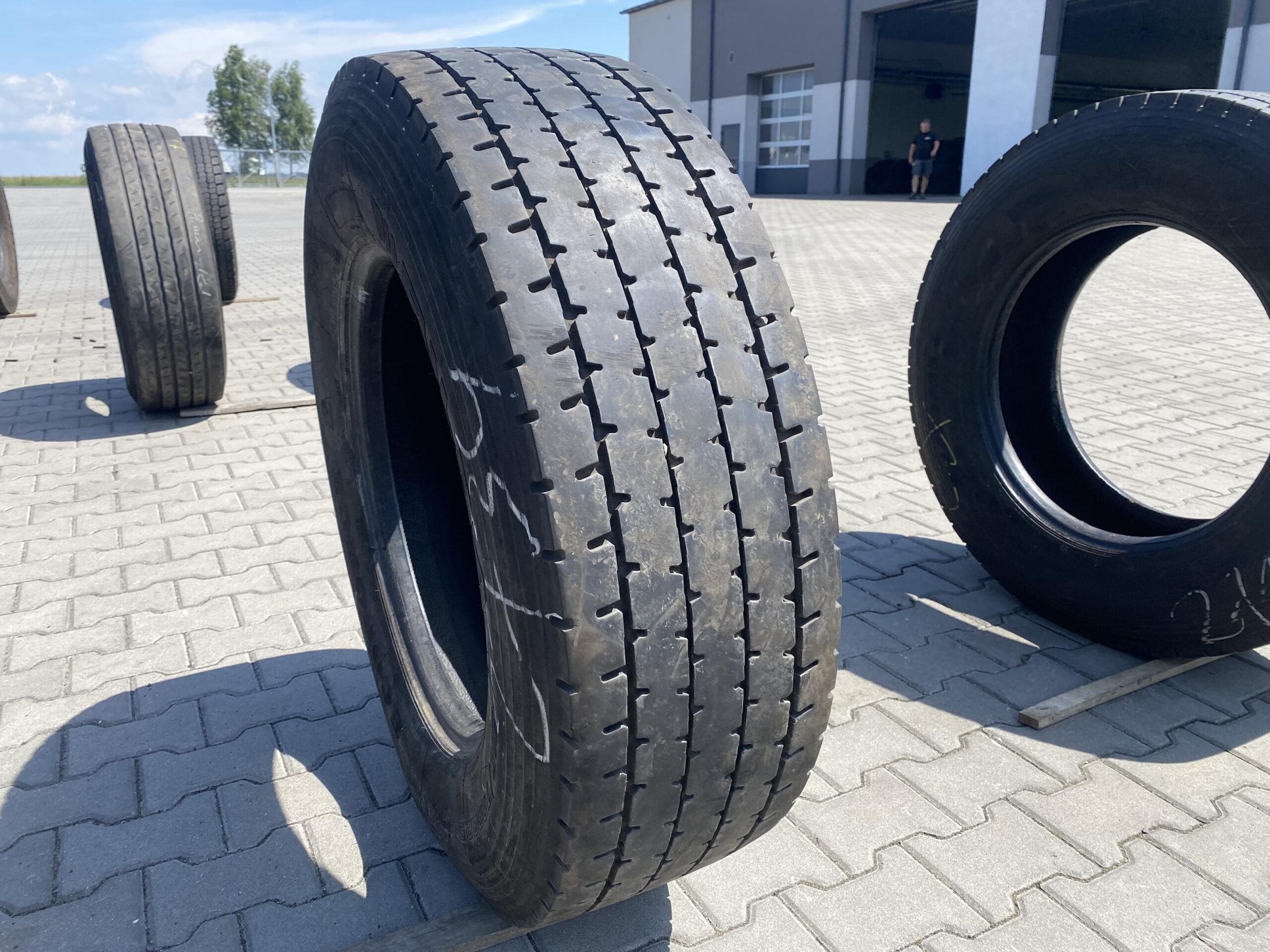 Opona ciężarowa używana napędowa 235/75R17.5 GOODYEAR REGIONAL RHD II / 5-6mm Opona ciężarowa 315/70R22.5 FULDA ECOFORCE 2+ / 9-11mm