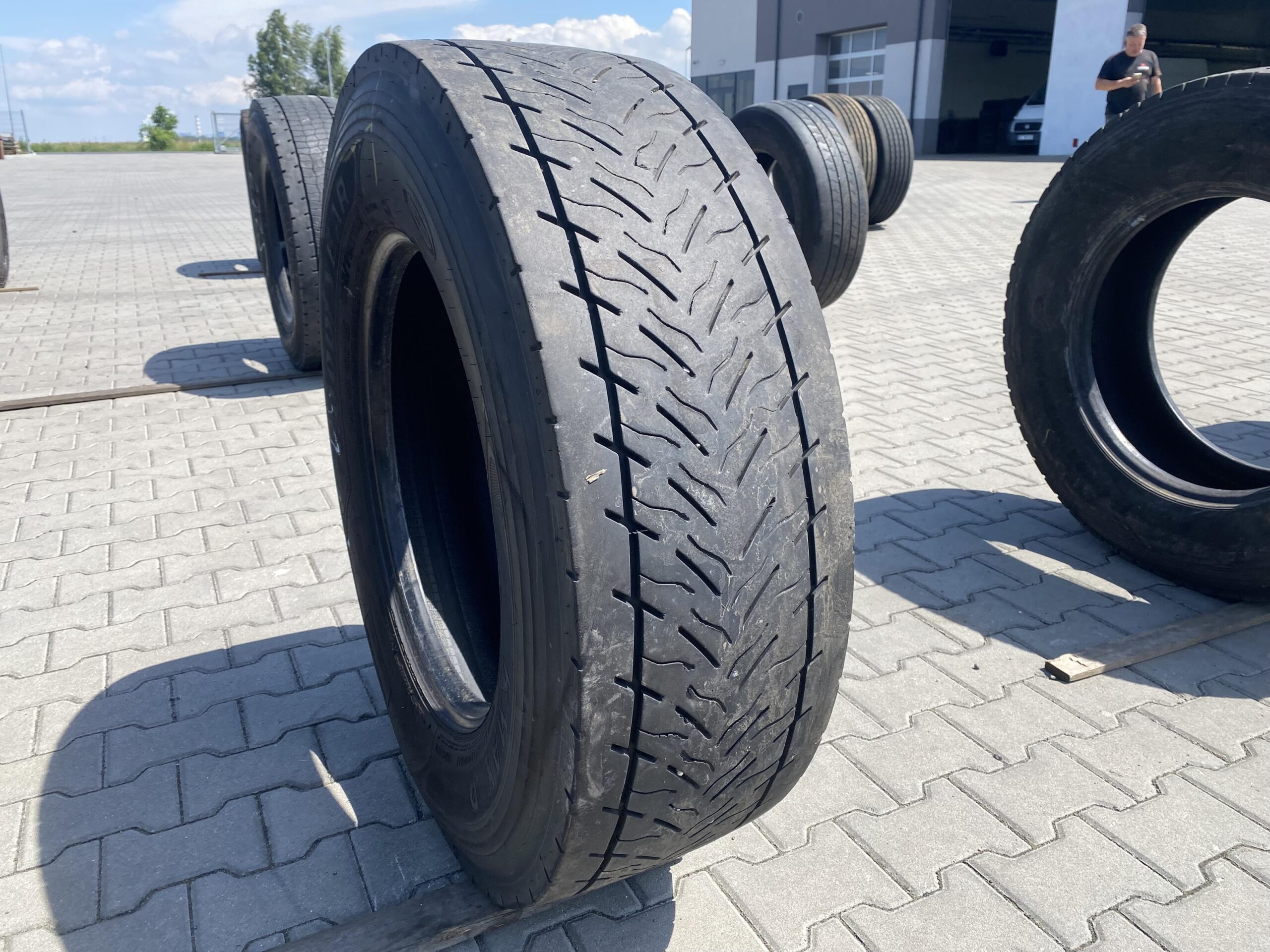 Opona ciężarowa używana prowadząca 225/75R17.5 MATADOR FR3 / 7-9mm Opona ciężarowa 315/70R22.5 GOODYEAR KMAX D / 8-10mm
