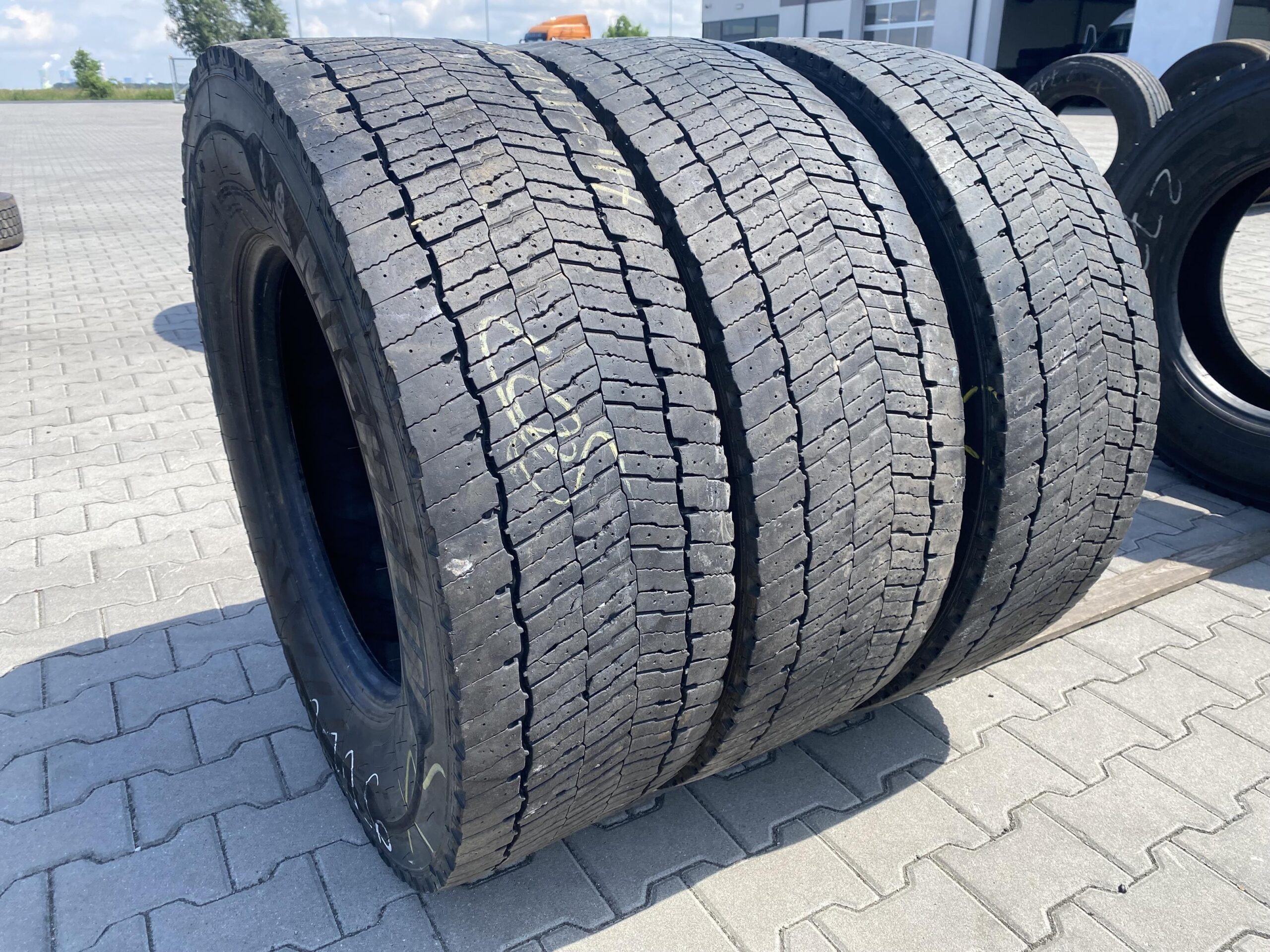 Opona ciężarowa używana naczepowa 245/70R19.5 DUNLOP SP246 / 8-9mm Opony ciężarowe 315/70R22.5 MICHELIN X MULTI D / 8-11mm