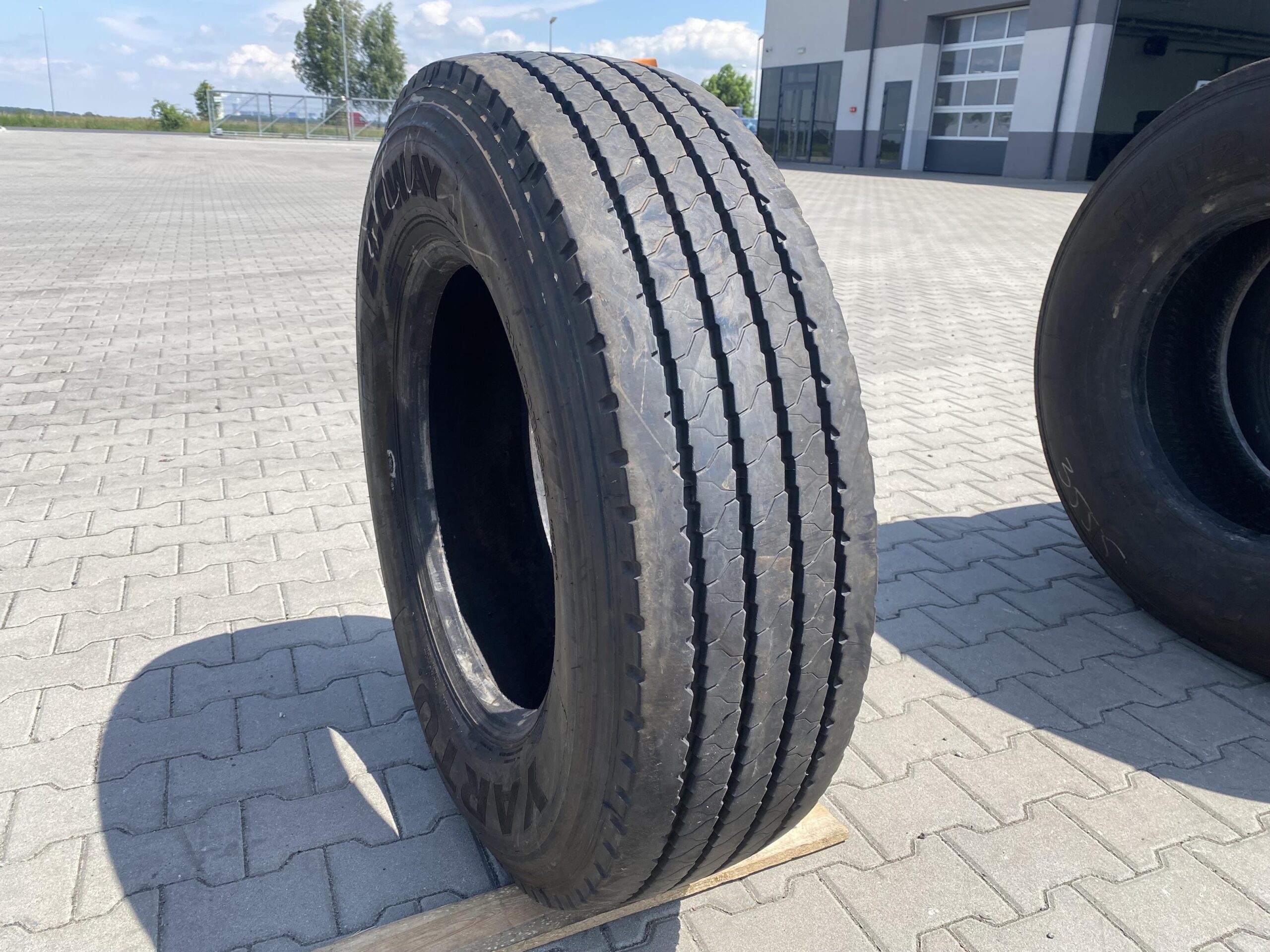 Opona ciężarowa używana naczepowa 385/55R22.5 GT RADIAL GT988+ / 8-9mm Opona ciężarowa 315/70R22.5 YARTU ECOWAY / 12mm