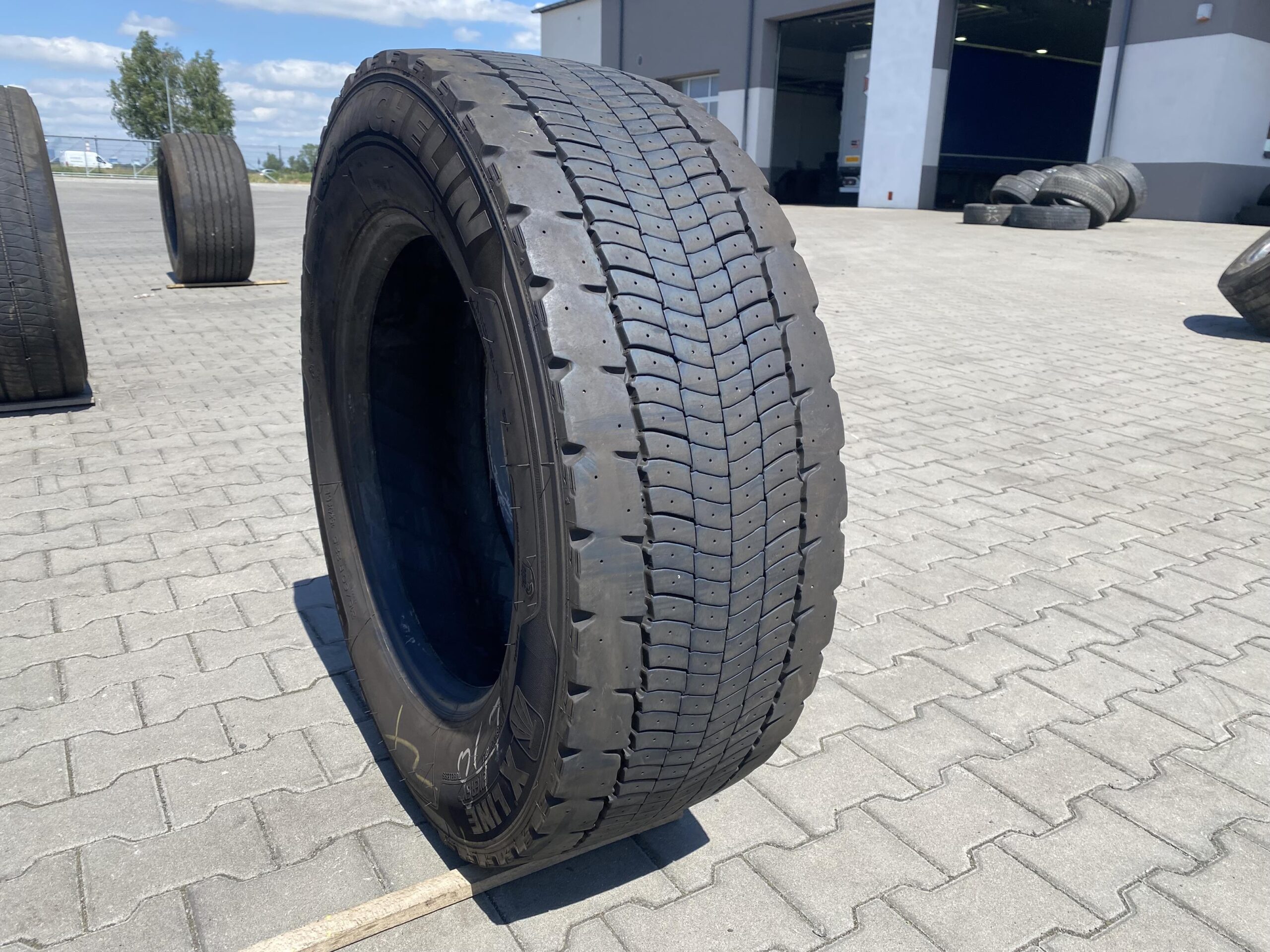 Opona używana ciężarowa naczepowa 385/55R22.5 NOKIAN HAKKA TRUCK 844 / 10-11mm Opona ciężarowa 315/60R22.5 MICHELIN X LINE ENERGY D EVOLUTION 2 / 9-10mm