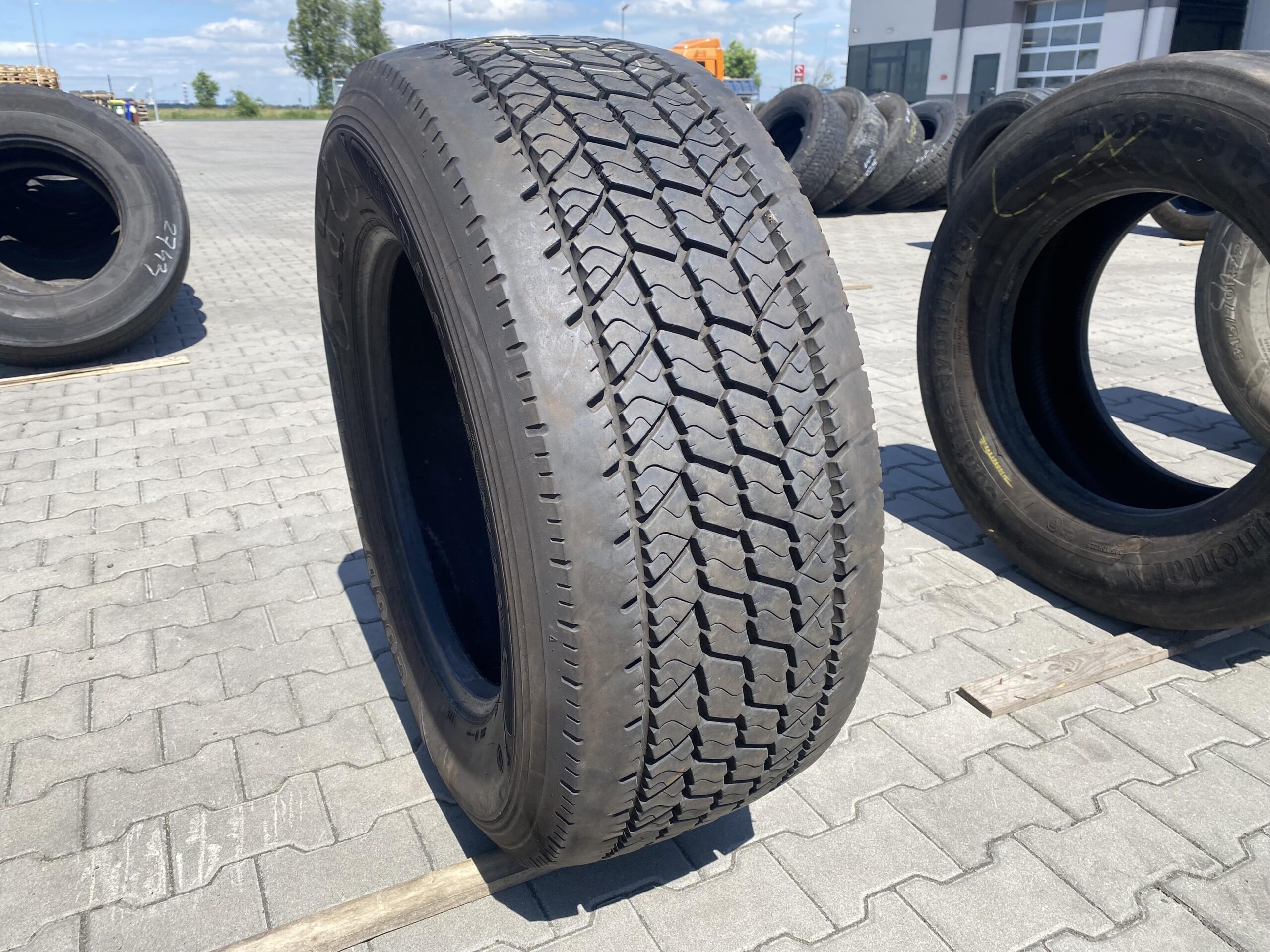 Opona ciężarowa używana prowadząca 315/70R22.5 CONTINENTAL CONTI HYBRID HS3 / 12-13mm Opona ciężarowa 385/55R22.5 GOODYEAR ULTRA GRIP MAX S / 13-14mm