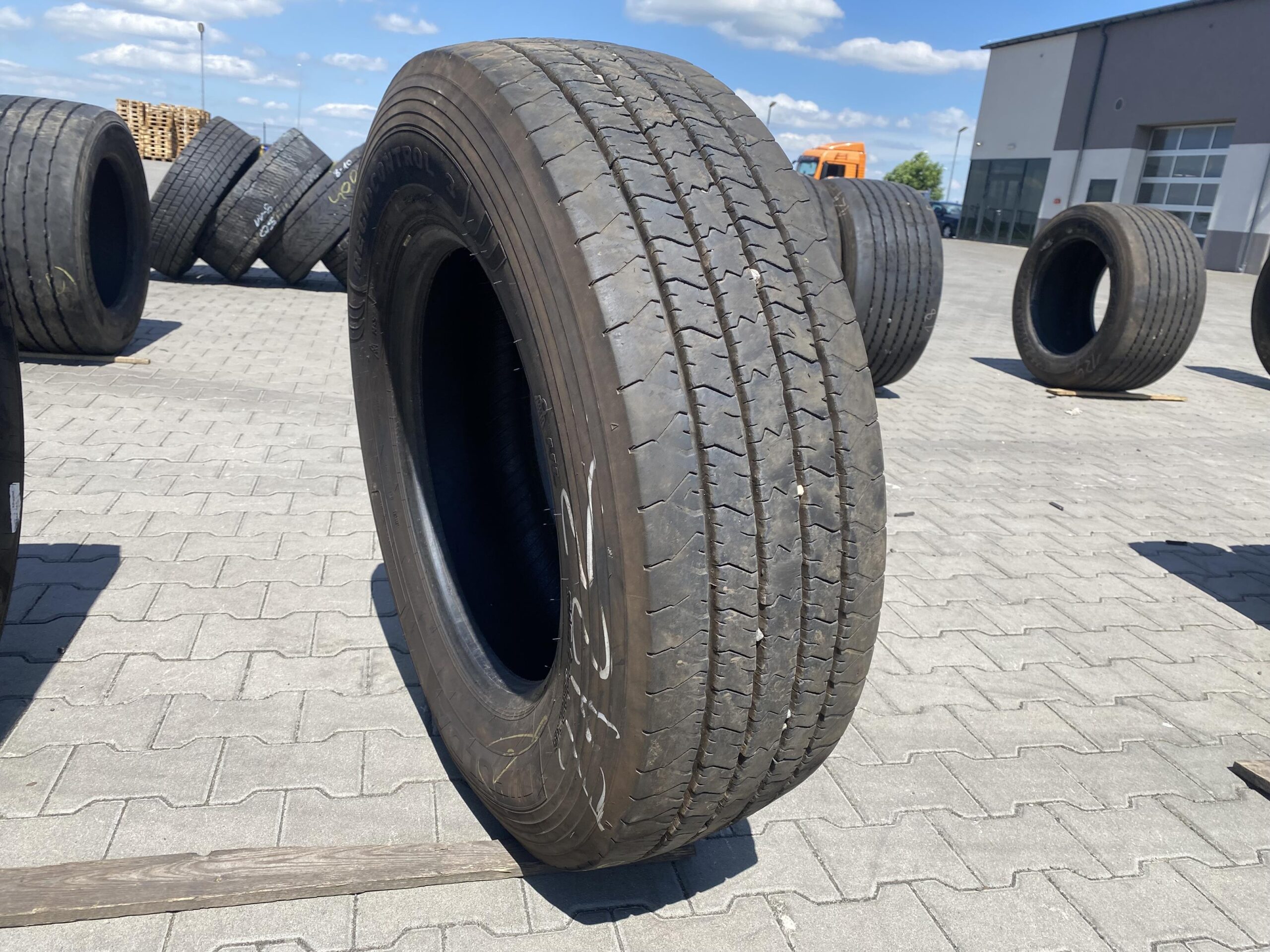 Opony ciężarowe używane naczepowe 385/65R22.5 SAVA CARGO 5 / 8-11mm Opona ciężarowa 315/80R22.5 FULDA REGIOCONTROL 3 / 14mm