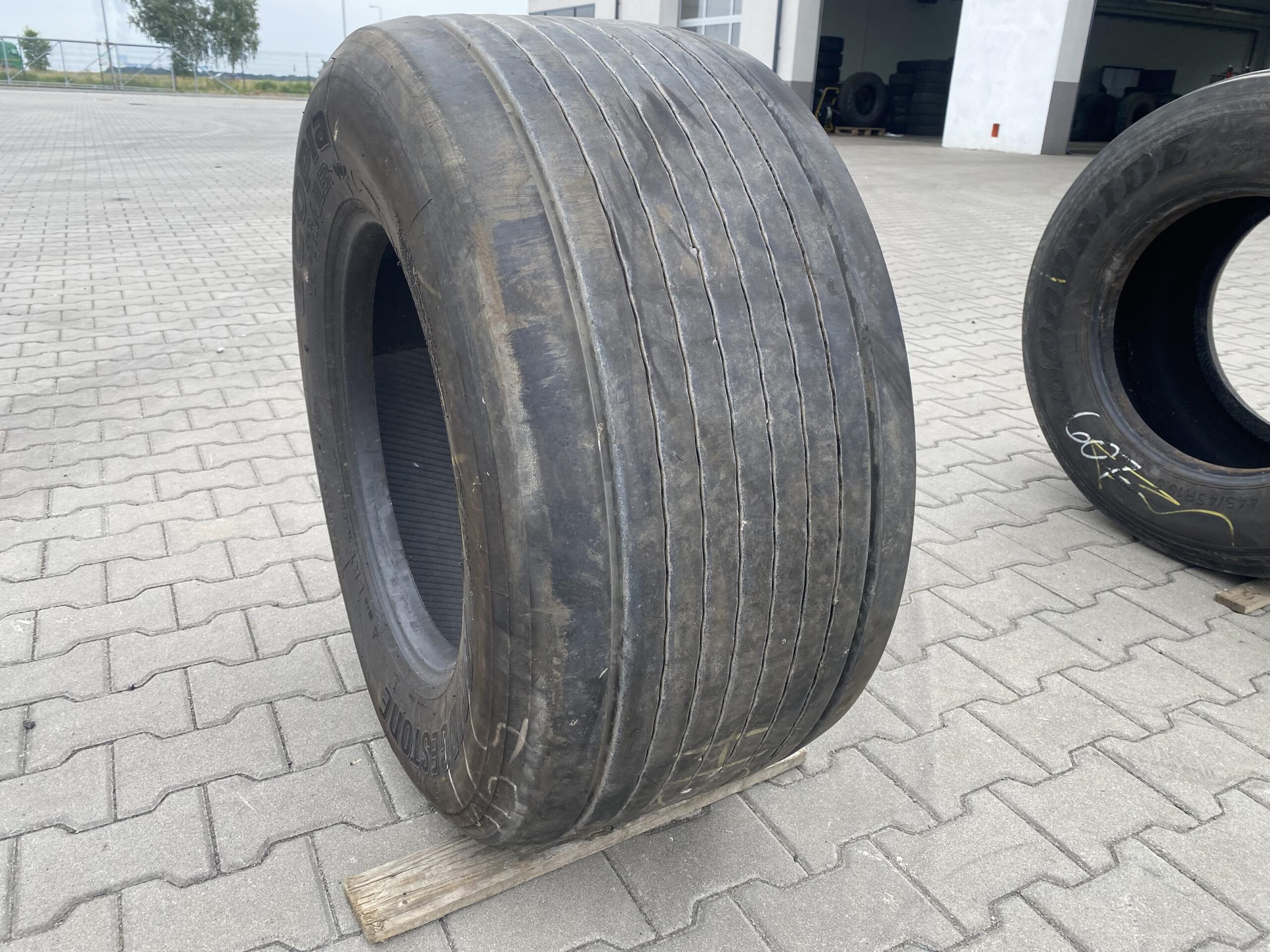 Opony używane ciężarowe przednie 315/70R22.5 TRUCKSTAR TH STEER 3 / 9-11mm Opona ciężarowa 445/45R19.5 BRIDGESTONE ECOPIA H-TRAILER 002 / 11mm