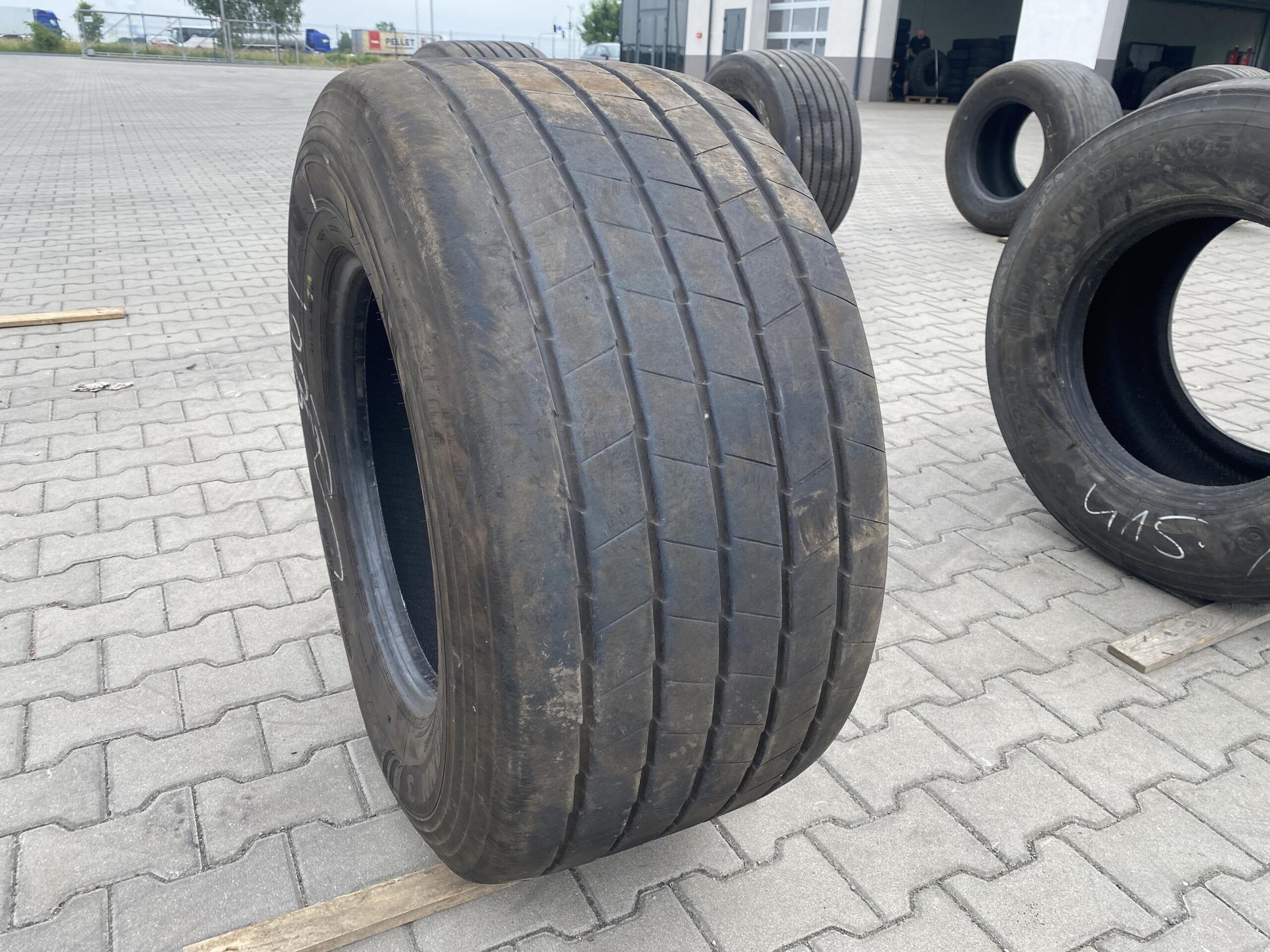 Opona ciężarowa używana prowadząca 315/80R22.5 SEMPERIT RUNNER F2 / 12mm Opona ciężarowa 435/50R19.5 FULDA REGIOTONN 3 / 8-9mm