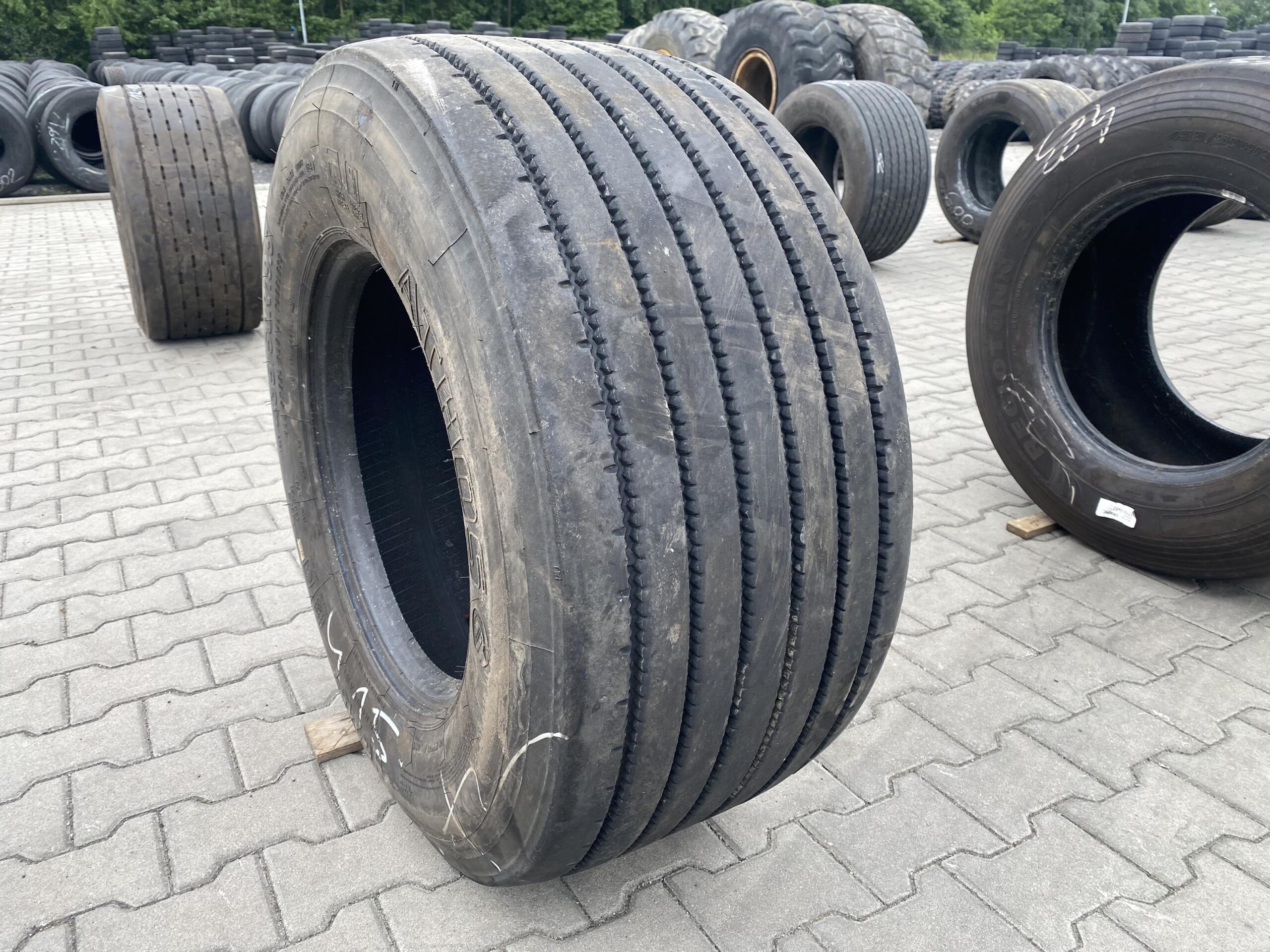 Opony ciężarowe używane prowadzące 315/80R22.5 BARUM BF200 ROAD / 10-11mm Opona ciężarowa 435/50R19.5 ATHOS HG2157 / 10mm