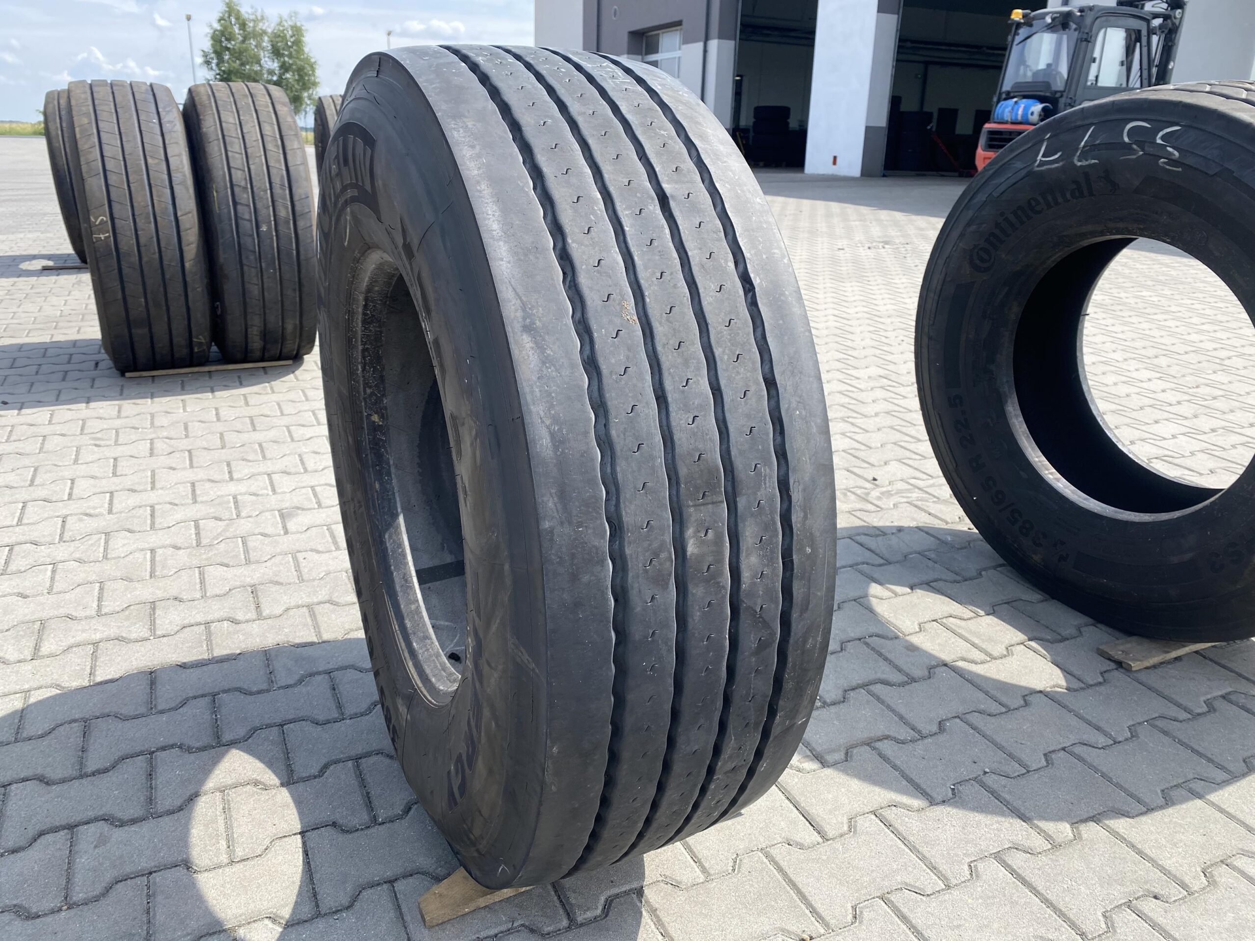 Opona ciężarowa używana prowadząca 315/80R22.5 PIRELLI FH:01 ENERGY / 10mm Opona ciężarowa 385/65R22.5 MICHELIN XTA2+ ENERGY / 14-15mm