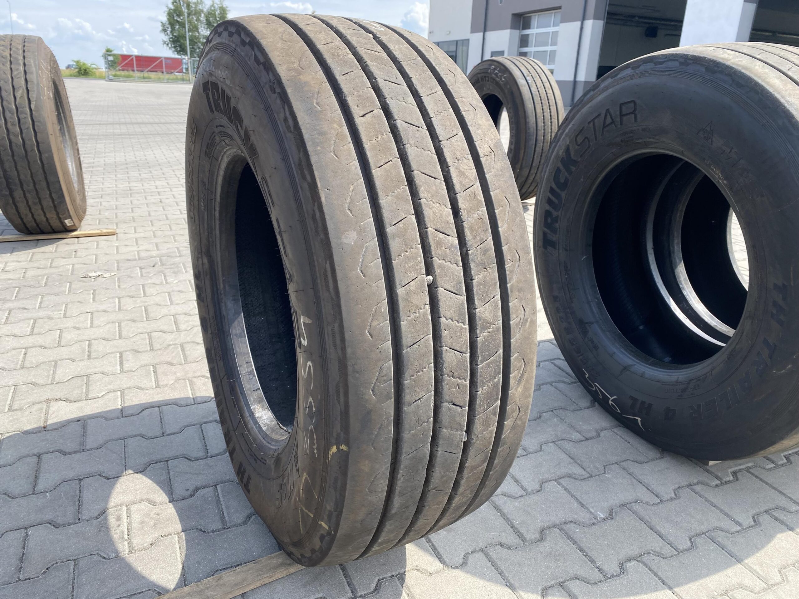 Opona ciężarowa używana prowadząca 315/80R22.5 CONTINENTAL CONTI HYBRID HS3 / 6-9mm Opona ciężarowa 385/65R22.5 TRUCKSTAR TH TRAILER 4 / 14mm