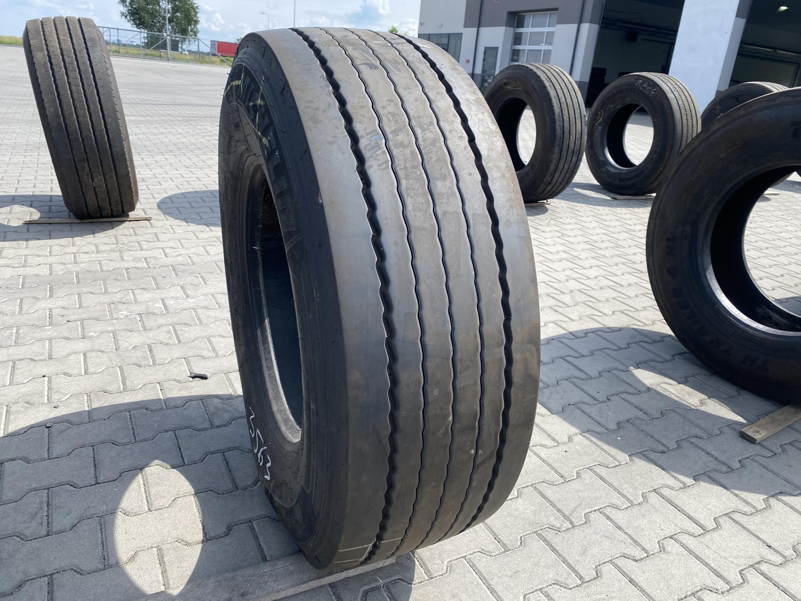 Opona ciężarowa używana prowadząca 315/80R22.5 CONTINENTAL CONTI HYBRID HS3 / 9-10mm Opona ciężarowa 385/65R22.5 MICHELIN X LINE ENERGY T / 11-12mm