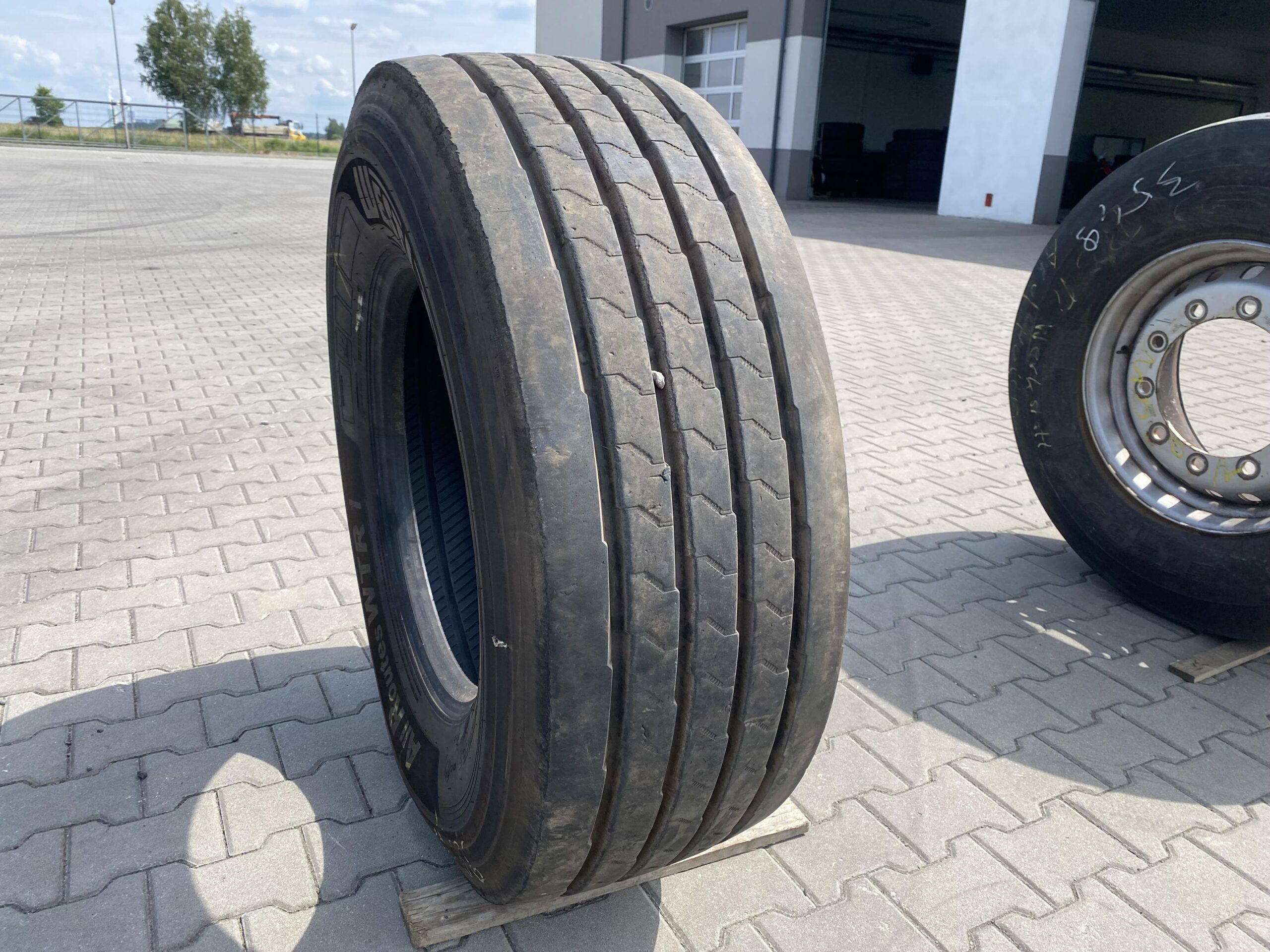 Opona używana ciężarowa prowadząca 385/65R22.5 PIRELLI FR:01 TRIATHLON / 11mm Opona ciężarowa 385/65R22.5 WESTLAKE ALL ROUTES WTR1 / 16mm
