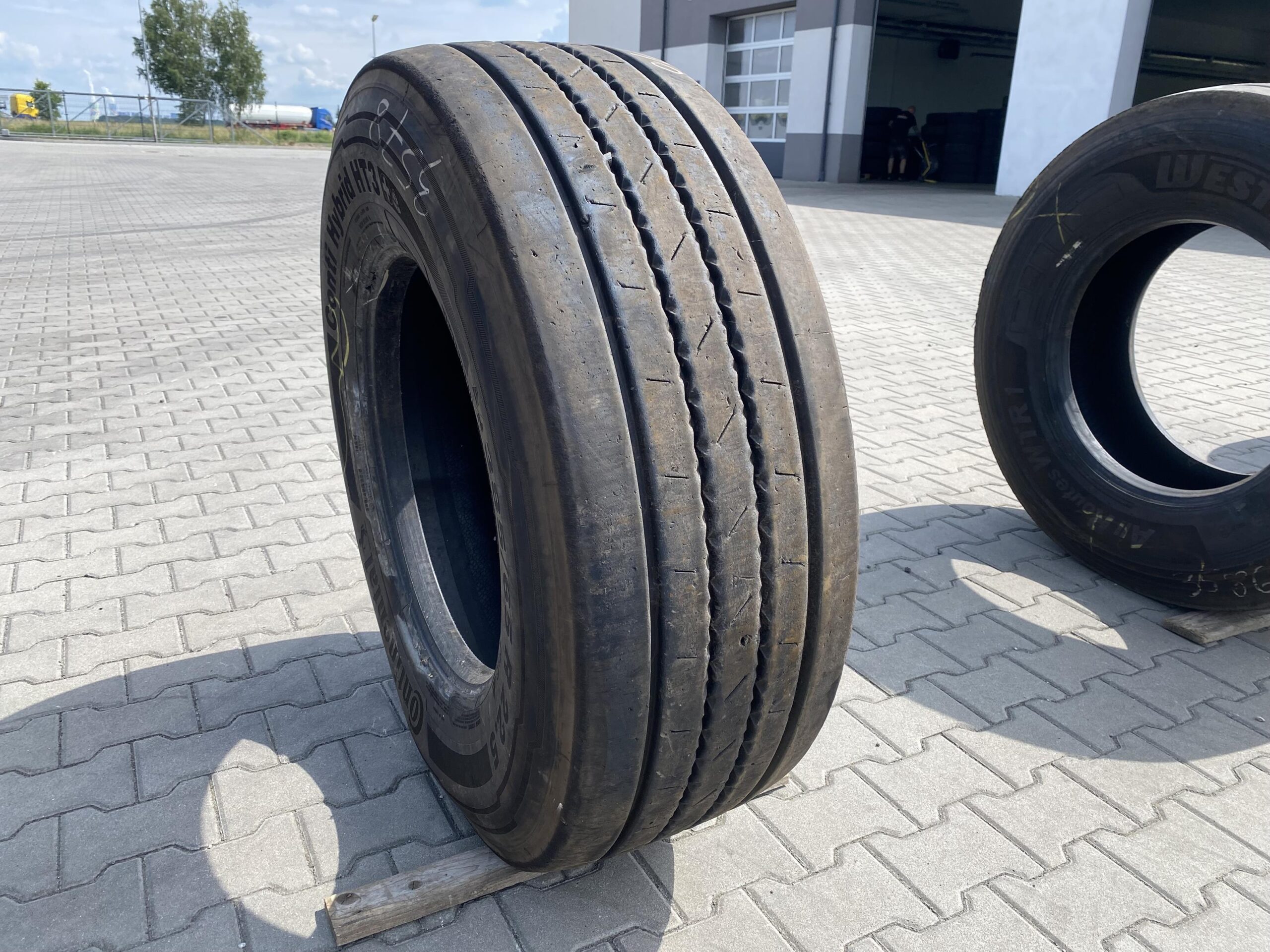 Opona używana ciężarowa naczepowa 385/65R22.5 GOODYEAR KMAX T GEN-2 / 16mm Opona ciężarowa 385/65R22.5 CONTINENTAL CONTI HYBRID HT3+ / 14mm