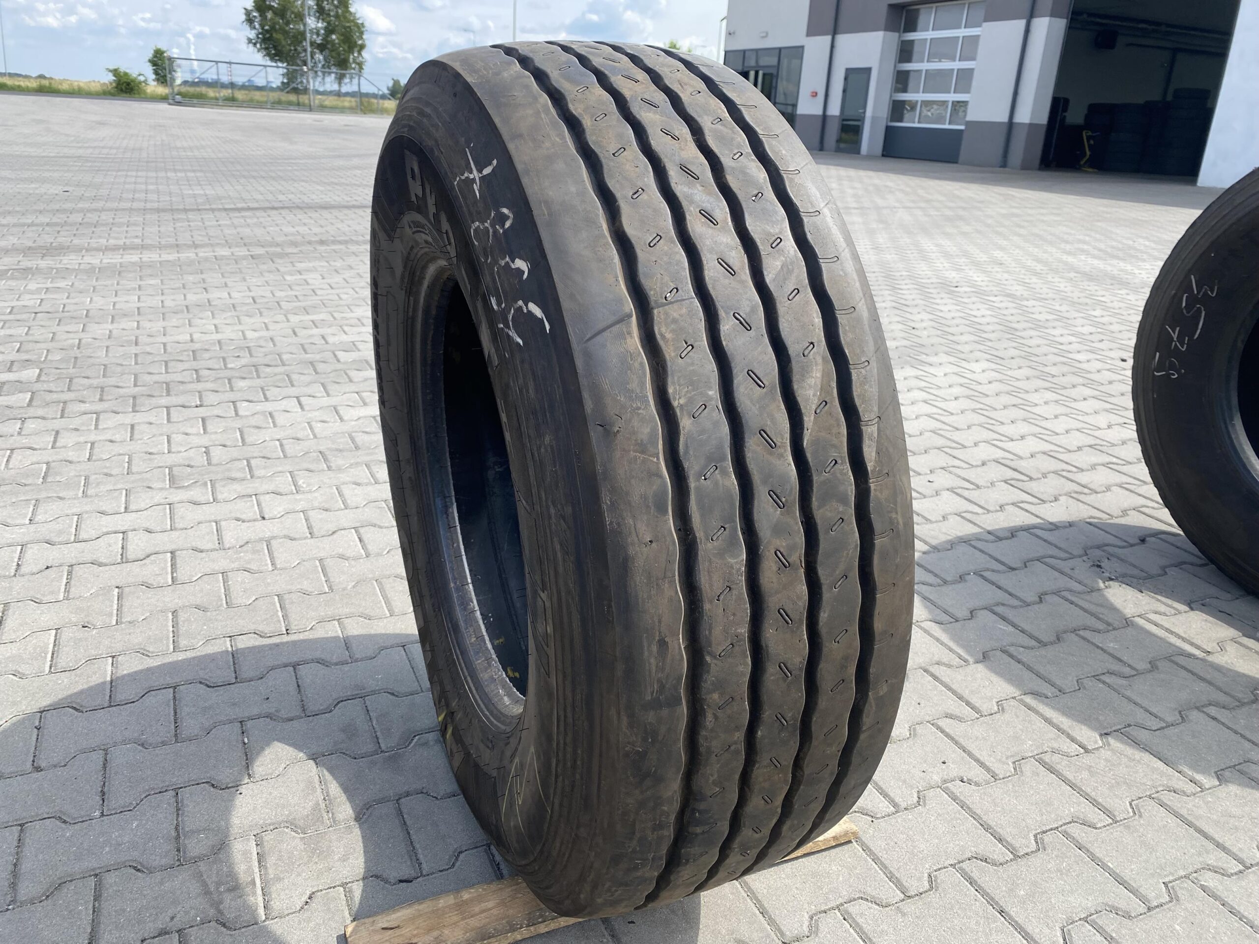 Opony przemysłowe 12.00-20 TRELLEBORG T-900 / 50% BIEŻNIKA Opona ciężarowa 385/65R22.5 ANTEO PRO-T / 12mm