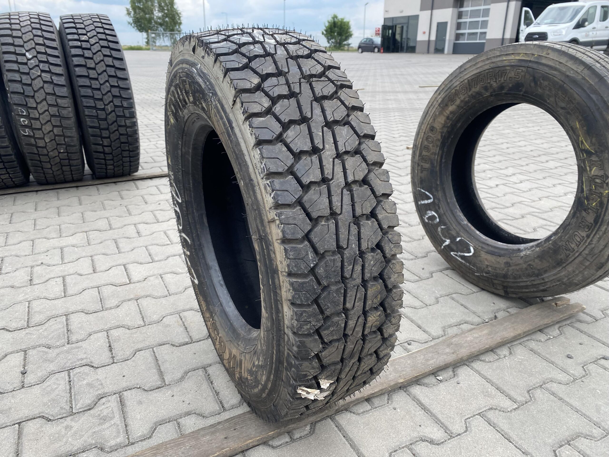 Opony ciężarowe 315/80R22.5 BIEŻNIKOWANA TYP MICHELIN XDE2 / 11-12mm Opona ciężarowa 215/75R17.5 PIRELLI TR85 AMARANTO / 100% Bieżnika