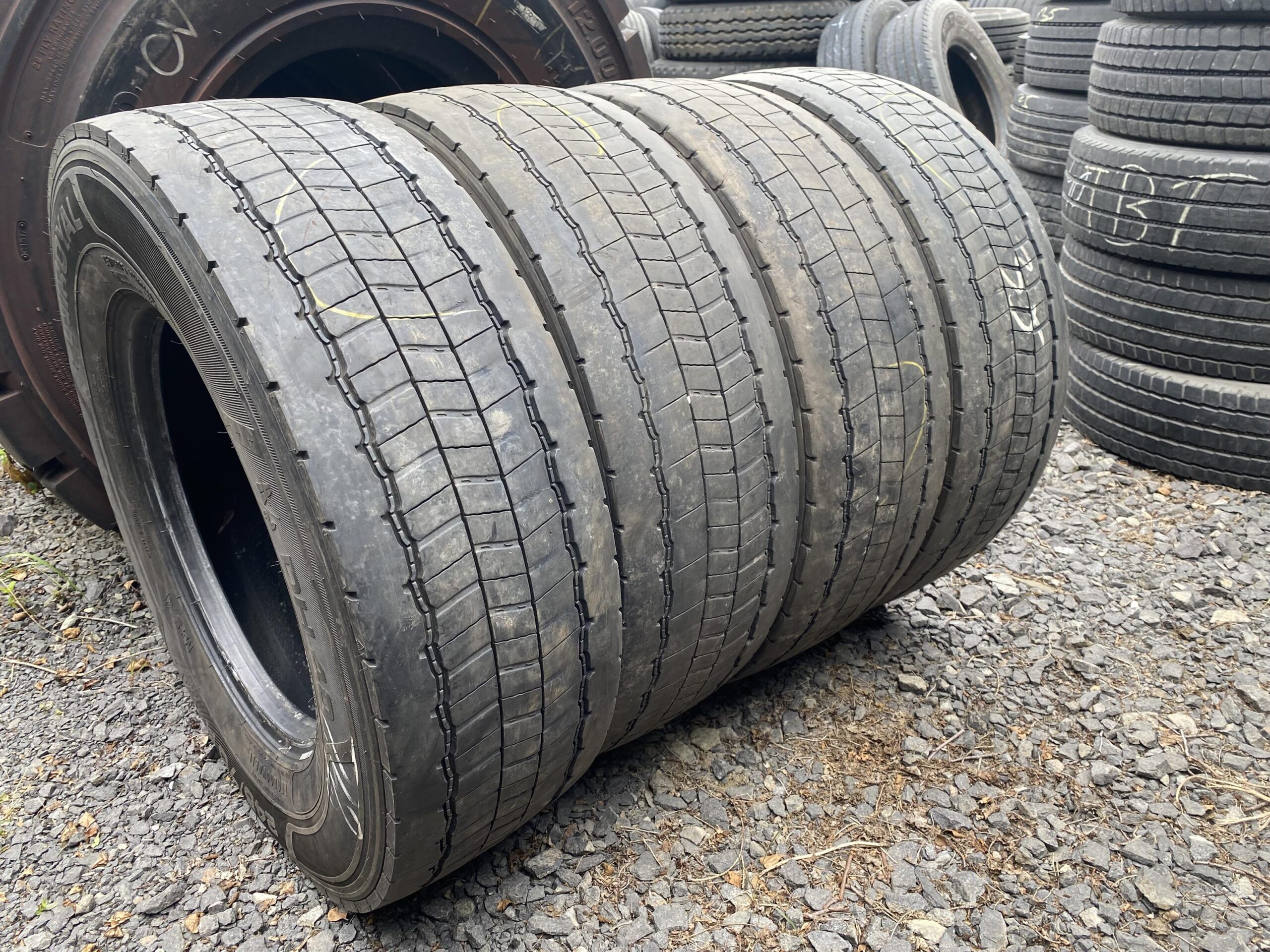 Opony ciężarowe 315/80R22.5 BIEŻNIKOWANA TYP MICHELIN XDE2 / 14-18mm Opony ciężarowe 245/70R17.5 UNIROYAL DH40 / 5-7mm