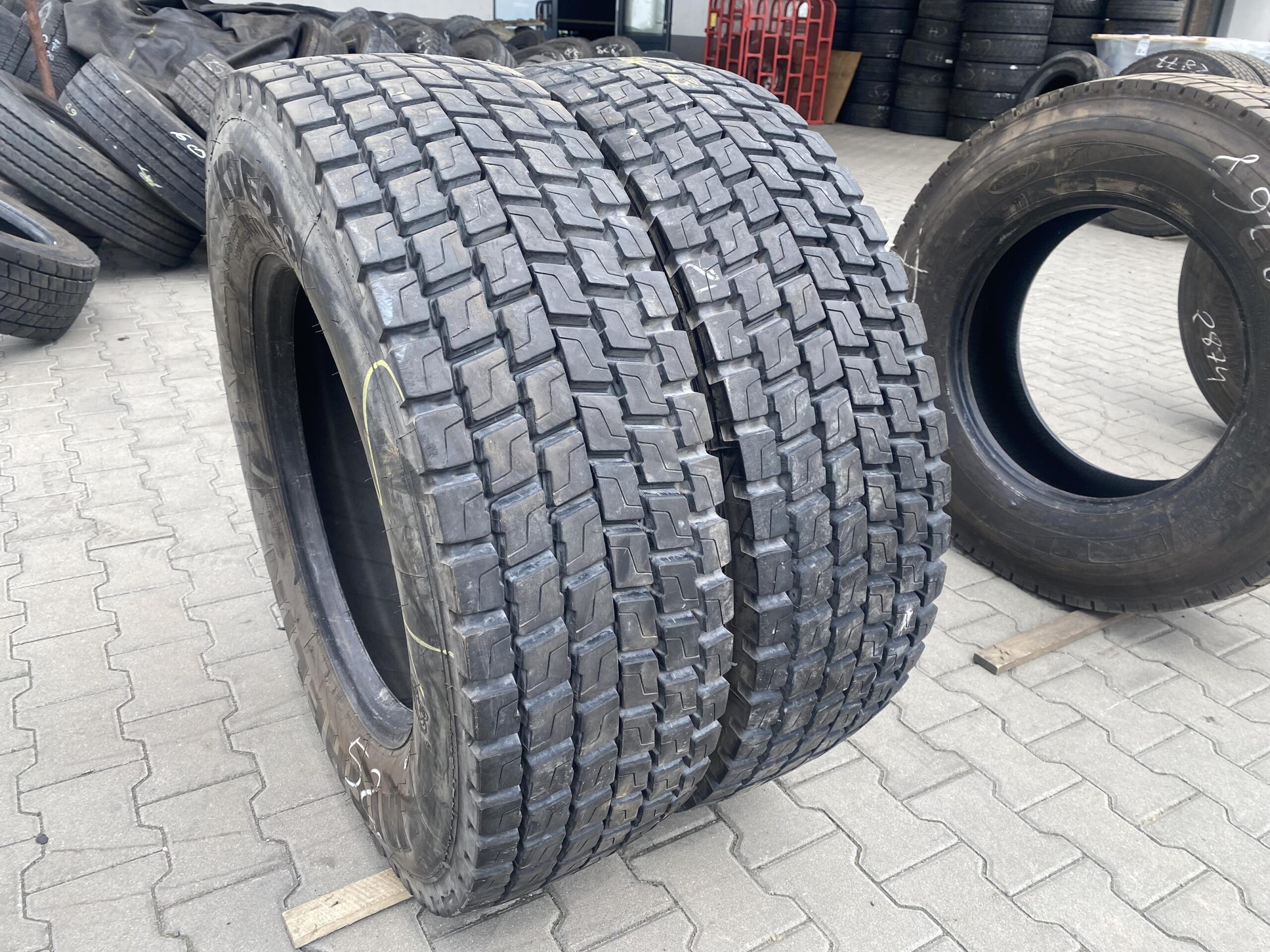 Opony ciężarowe 315/80R22.5 BIEŻNIKOWANA TYP ROMB / 13-14mm Opony ciężarowe 305/70R22.5 MICHELIN XDE2+ / 19mm