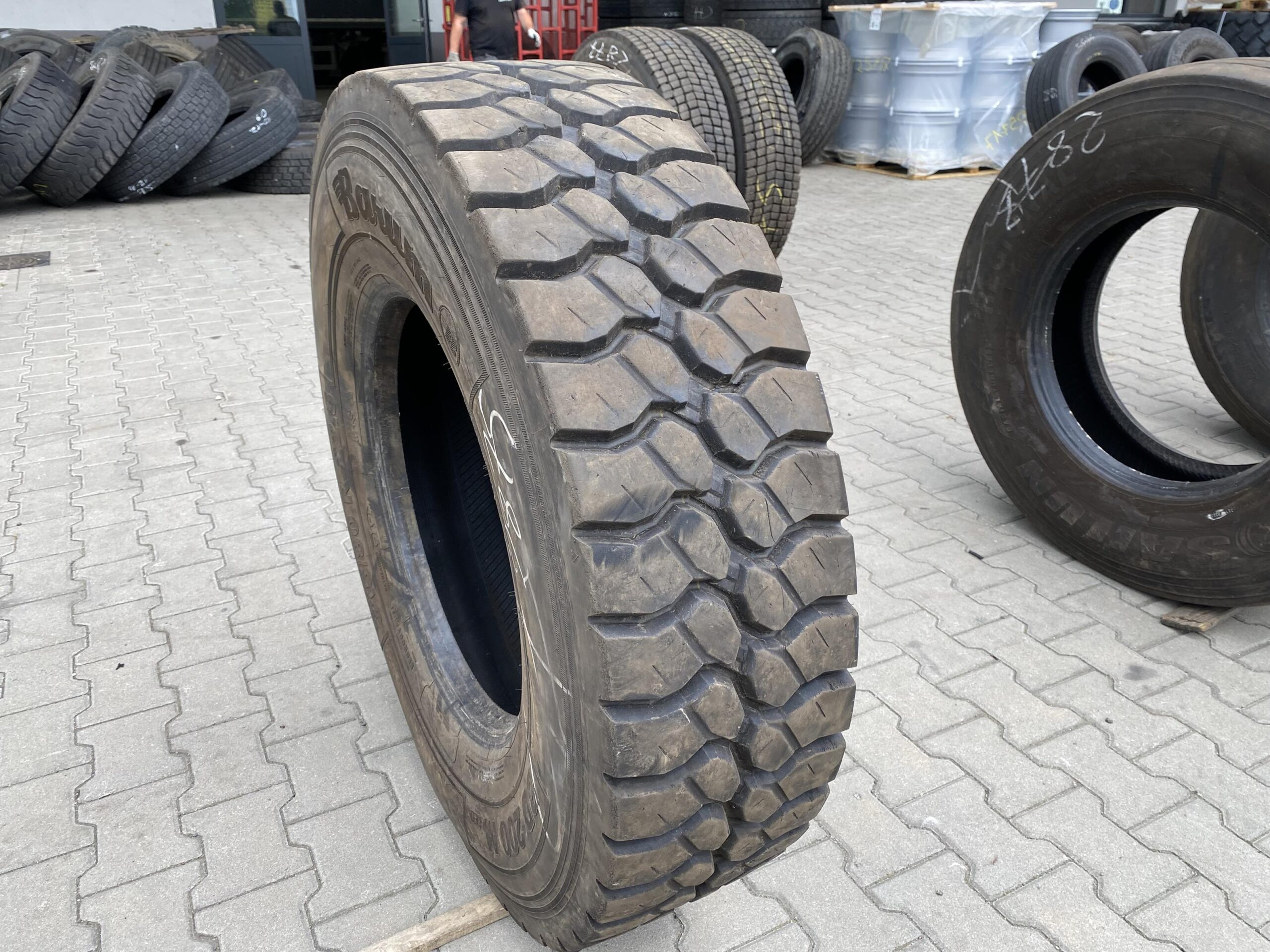 Opony ciężarowe 315/80R22.5 CONTINENTAL HDO / 9-10mm Opona ciężarowa 315/80R22.5 BARUM BD200 MIXED / 17-18mm