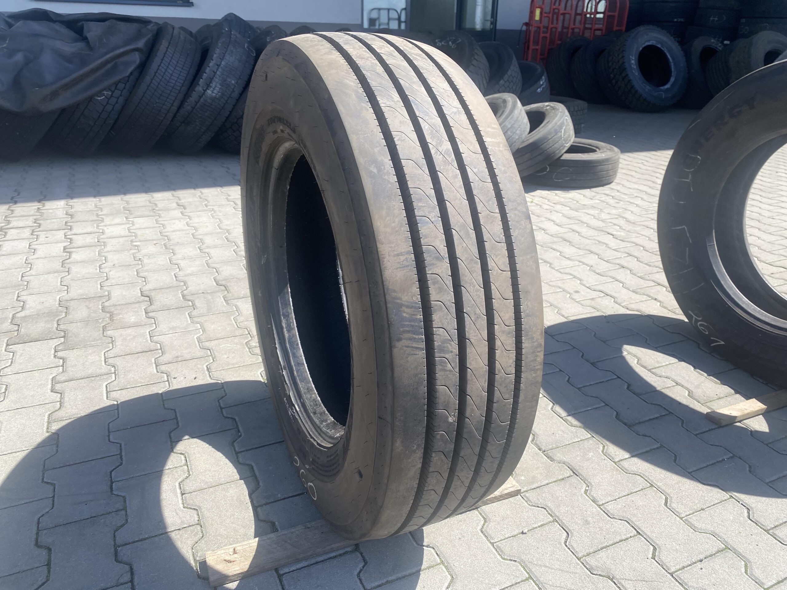 Opony ciężarowe 315/80R22.5 GOODYEAR KMAX D GEN-2 NAPĘDOWA 11-13MM Opona ciężarowa 275/70R22.5 DUNLOP SP372 CITY / 15mm