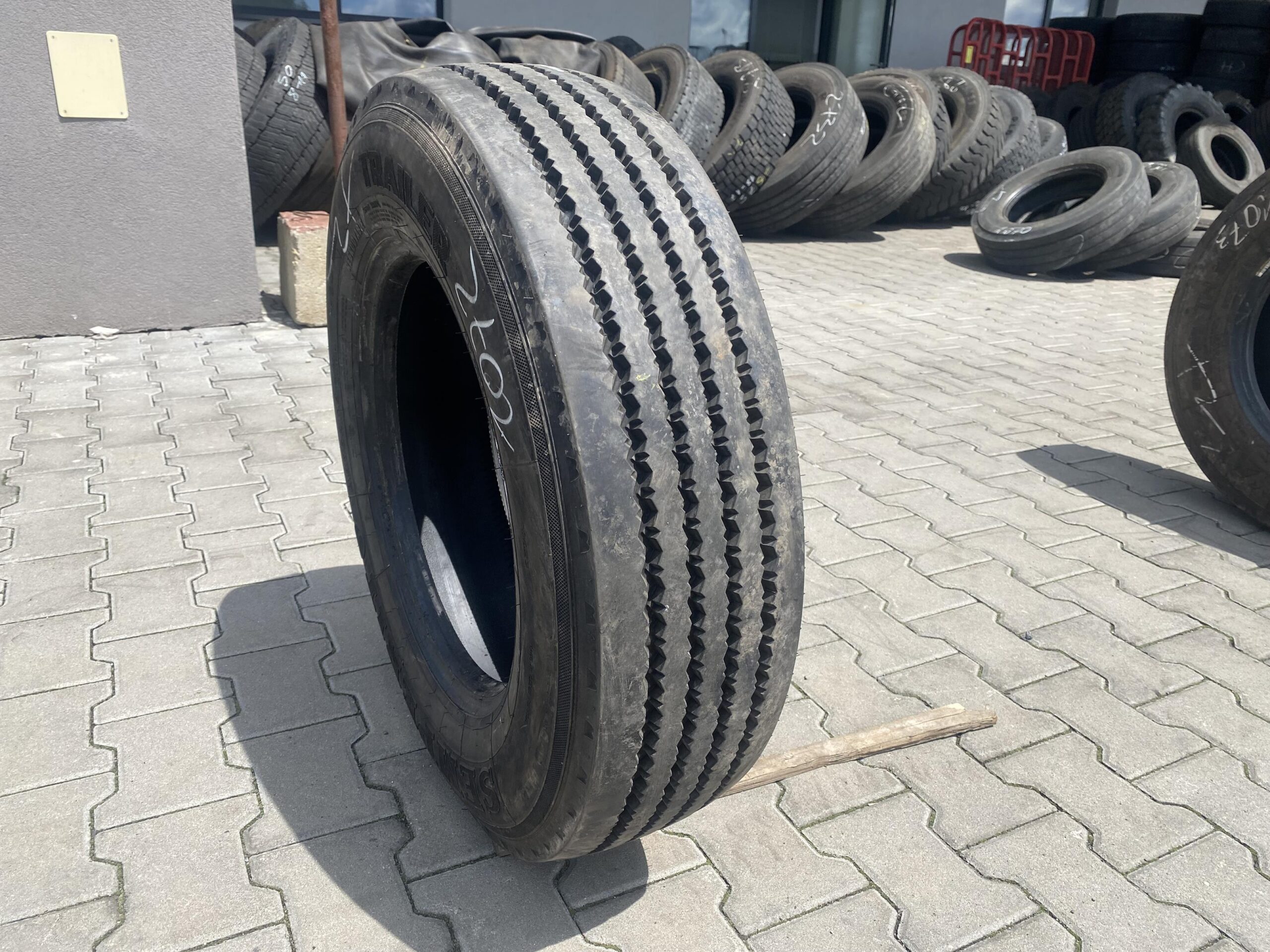 Opony ciężarowe 385/65R22.5 BRIDGESTONE R179+ / 13mm Opona ciężarowa 215/75R17.5 SEMPERIT TRAILER / 12mm
