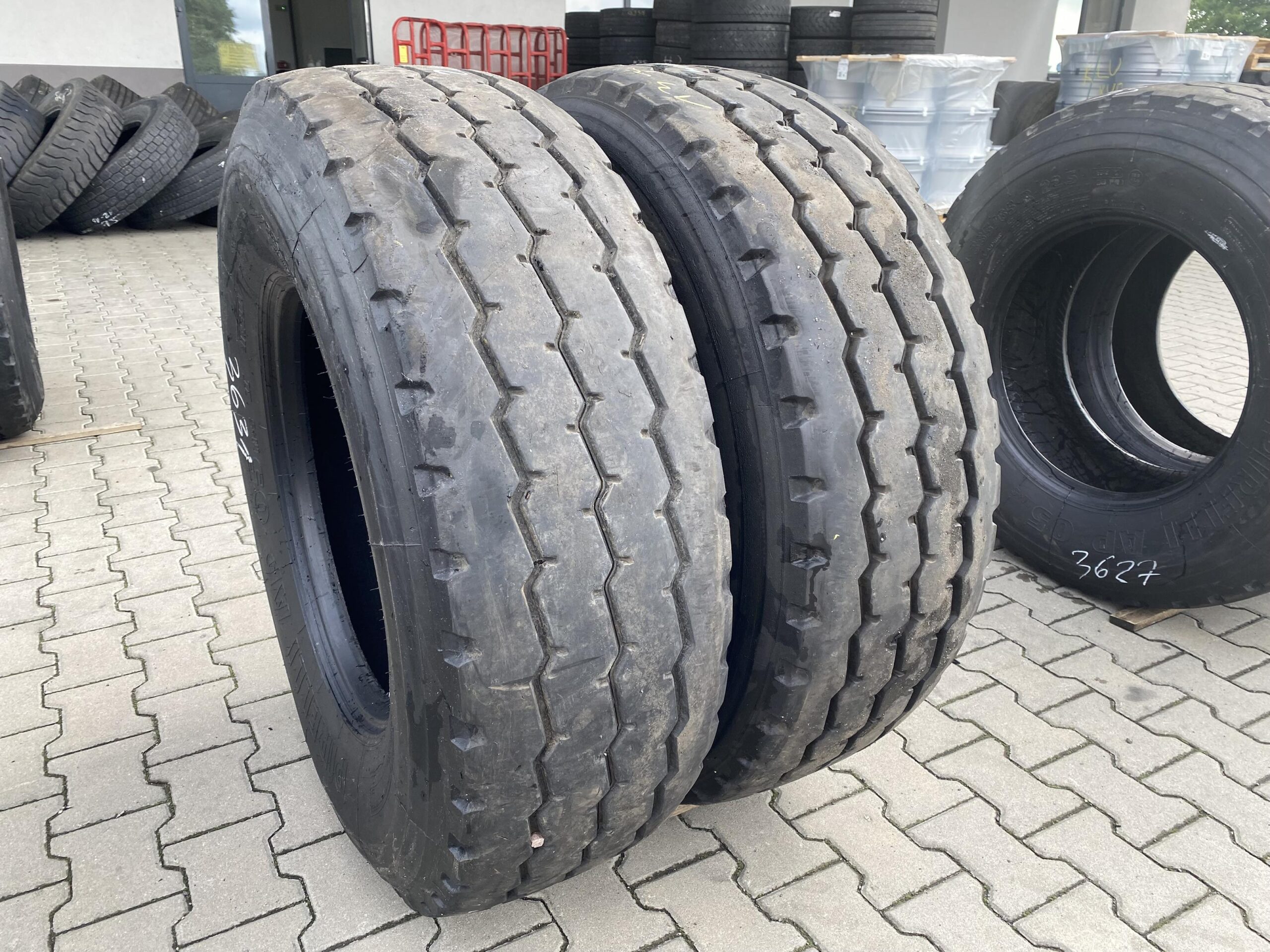 Opony ciężarowe 385/65R22.5 MICHELIN XTE3 / 14mm Opony ciężarowe 385/65R22.5 PIRELLI AP05 / 11-13mm