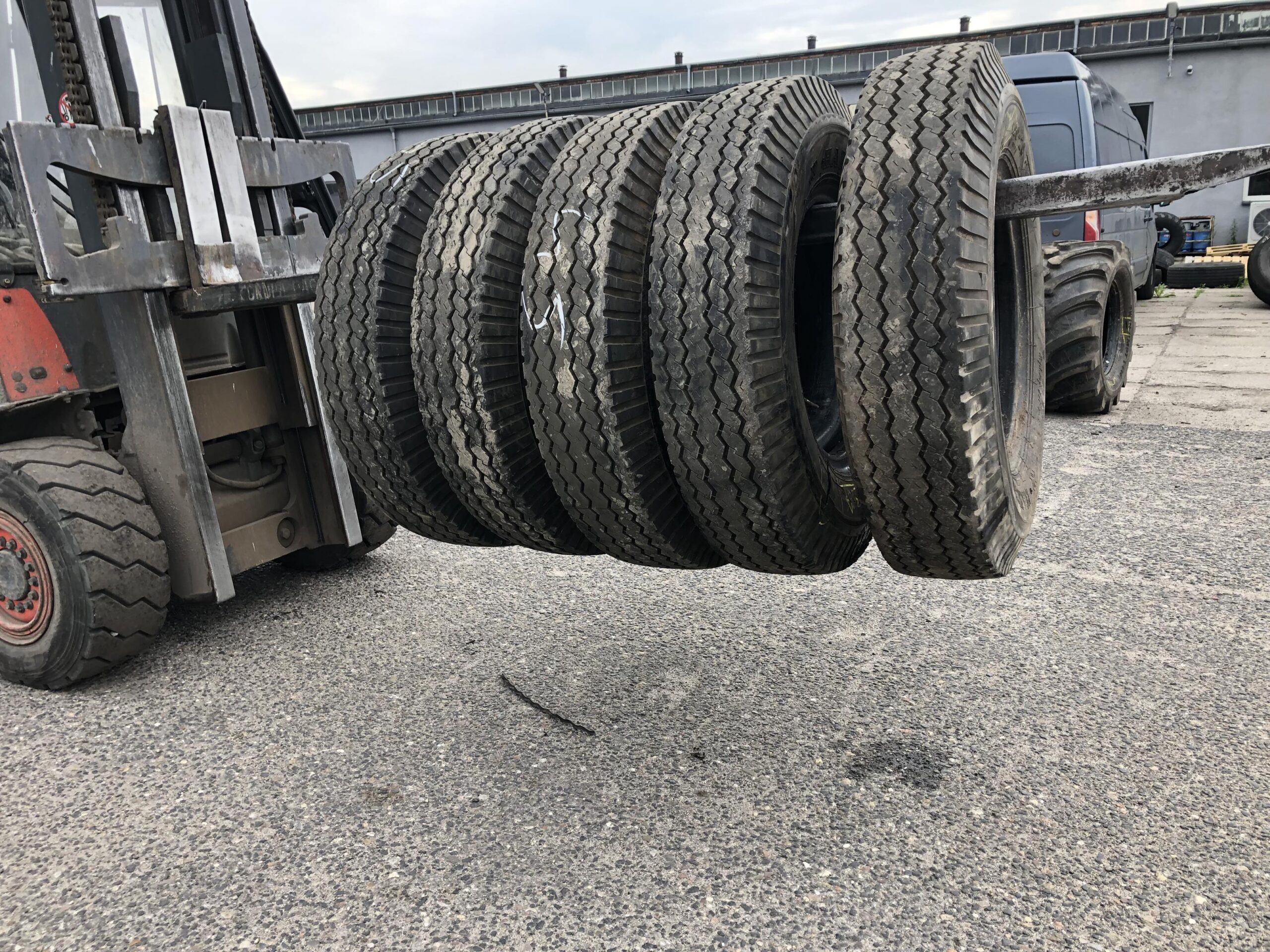 Opona do przyczepy . 9.00-20 HANKOOK 16pr / 90% bieżnika Opona do przyczepy . 9.00-20 HANKOOK 16pr / 90% bieżnika