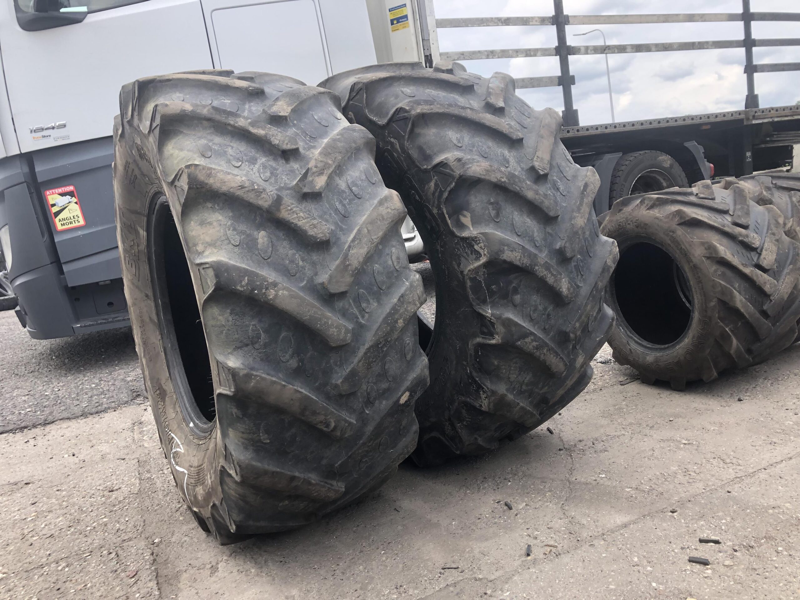 Opony używane ciężarowe naczepowe 205/65R17.5 CONTINENTAL HTR2+ / 8-10mm Opona rolnicza uniwersalna 480/70R24 BKT AGRIMAX RT765 / 60% bieżnika