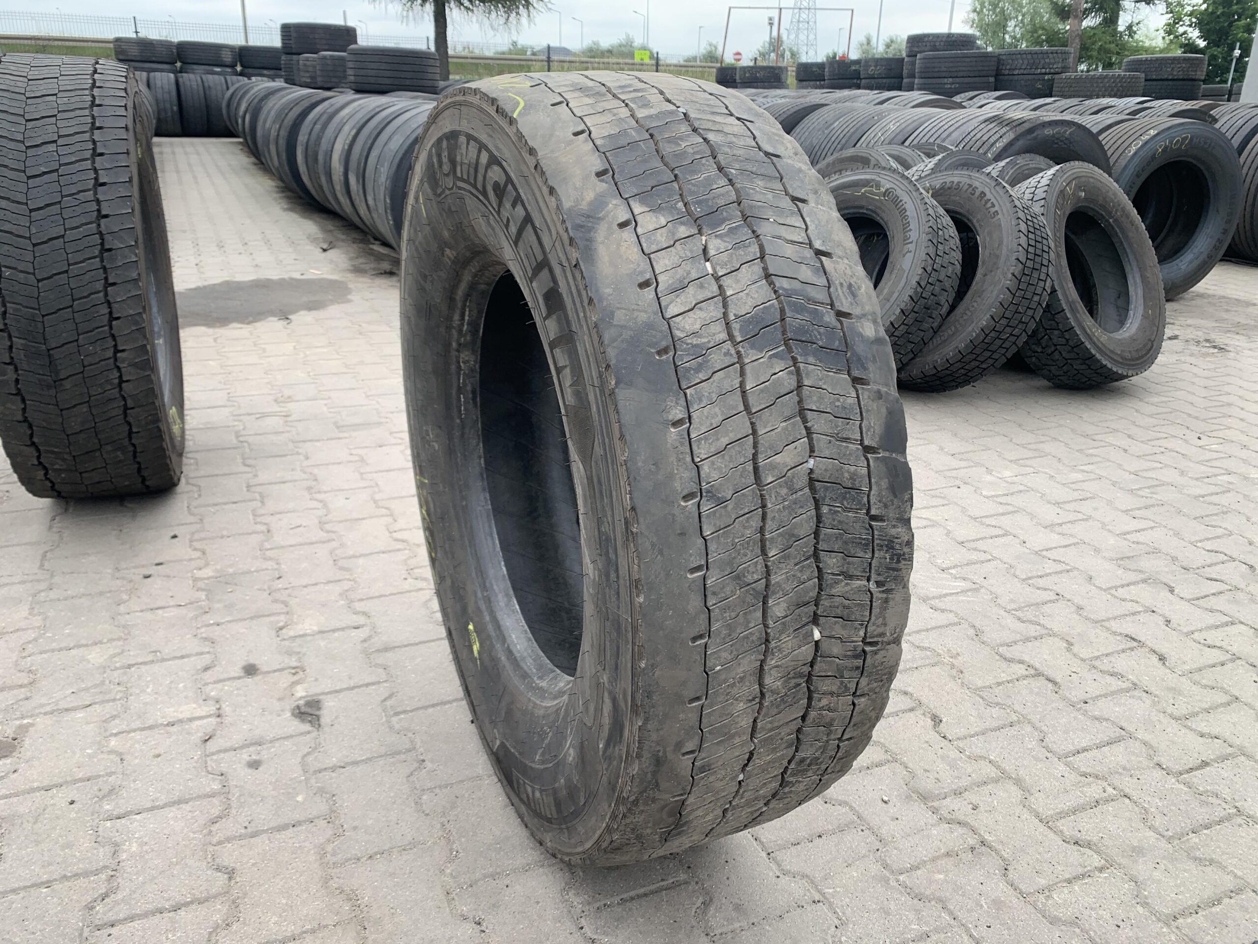 Opona ciężarowa używana 315/70R22.5 MICHELIN X MULTI D REMIX / 9-12mm Opona ciężarowa używana 315/70R22.5 MICHELIN X MULTI D REMIX / 9-12mm