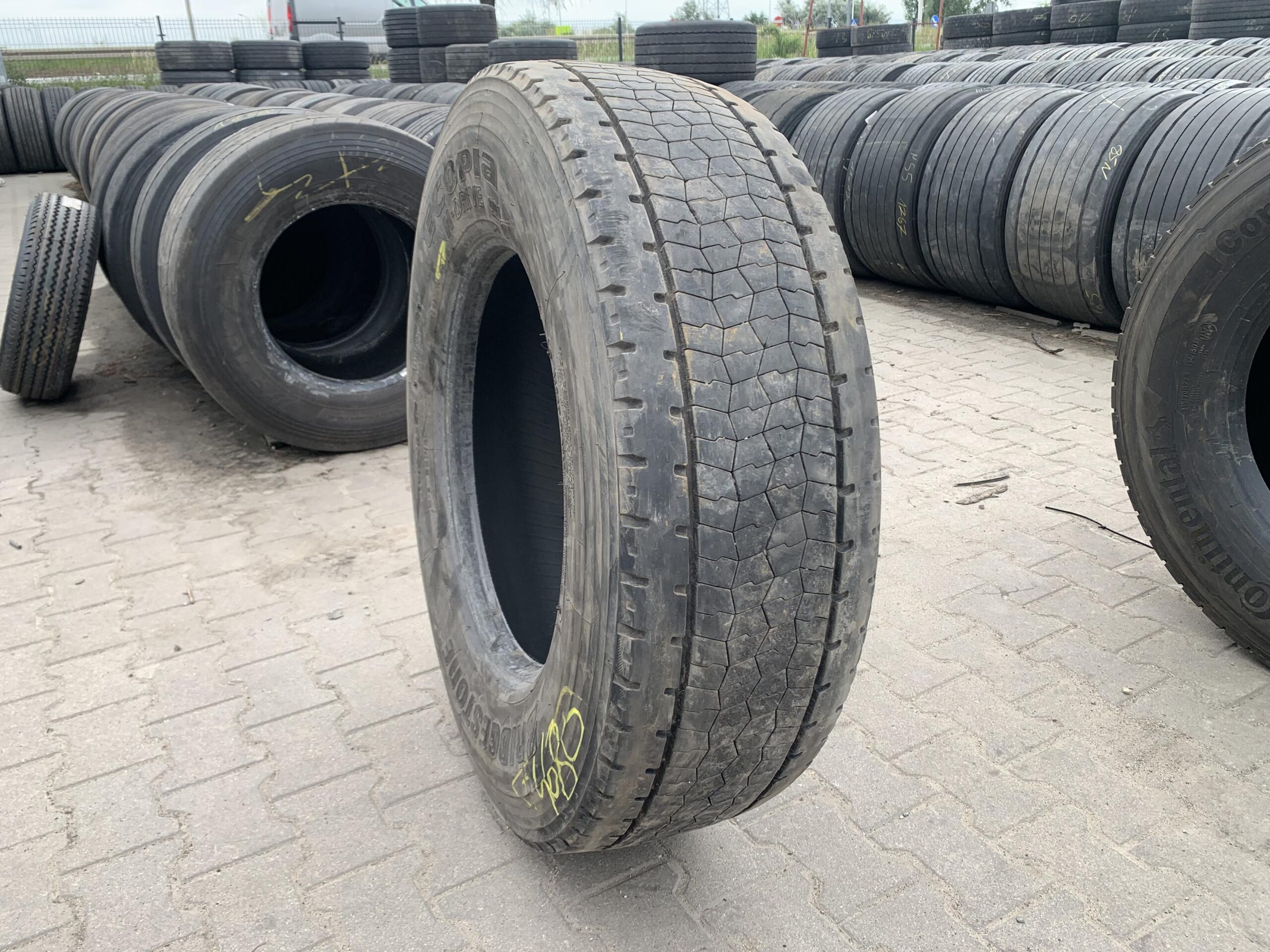 Opona ciężarowa używana 315/70R22.5 BRIDGESTONE H-DRIVE 001 ECOPIA / 10-11mm Opona ciężarowa używana 315/70R22.5 BRIDGESTONE H-DRIVE 001 ECOPIA / 10-11mm