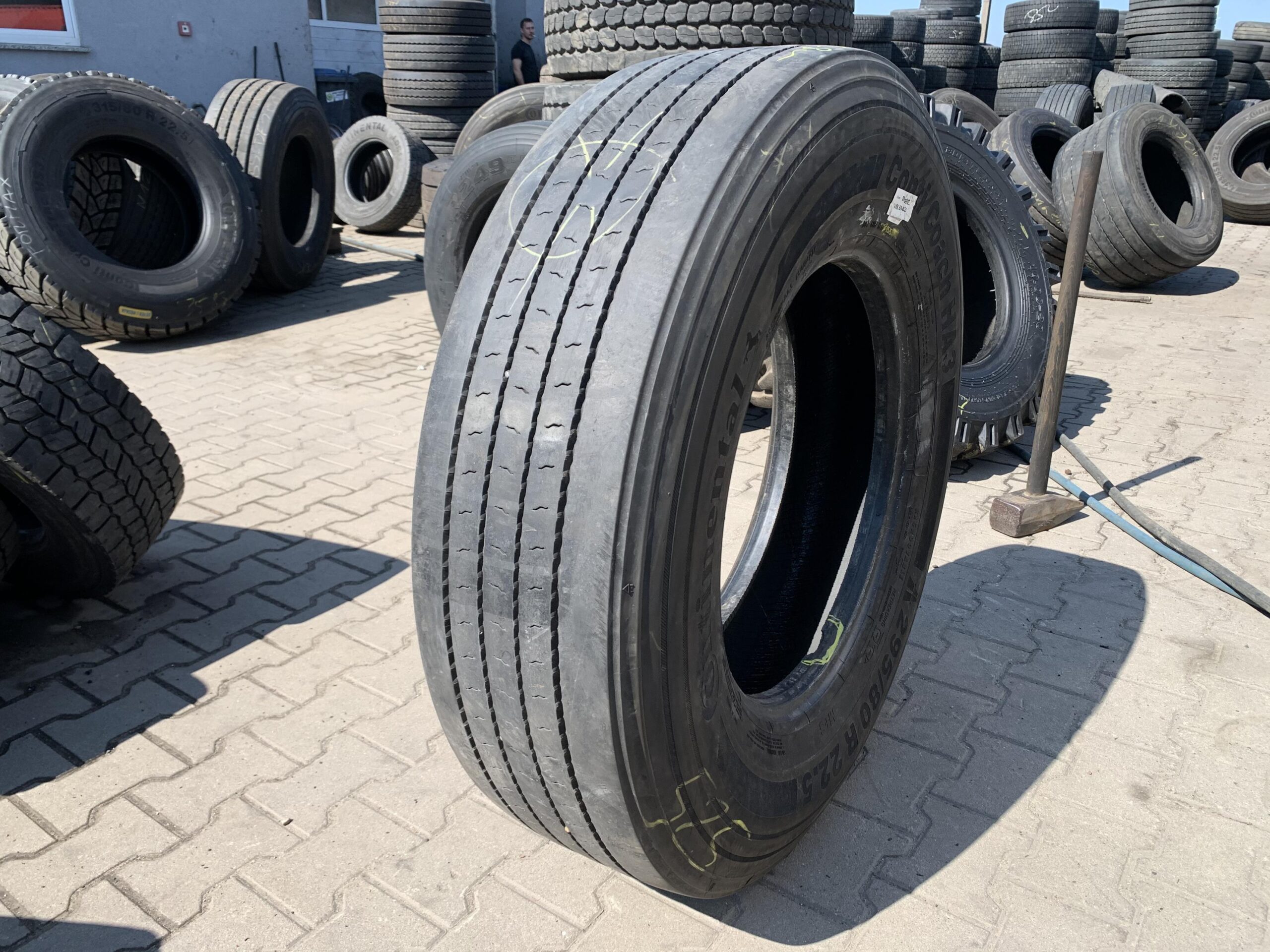 Opona ciężarowa używana 295/80R22.5 CONTINENTAL CONTI COACH HA3 / 7-8mm Opona ciężarowa używana 295/80R22.5 CONTINENTAL CONTI COACH HA3 / 7-8mm