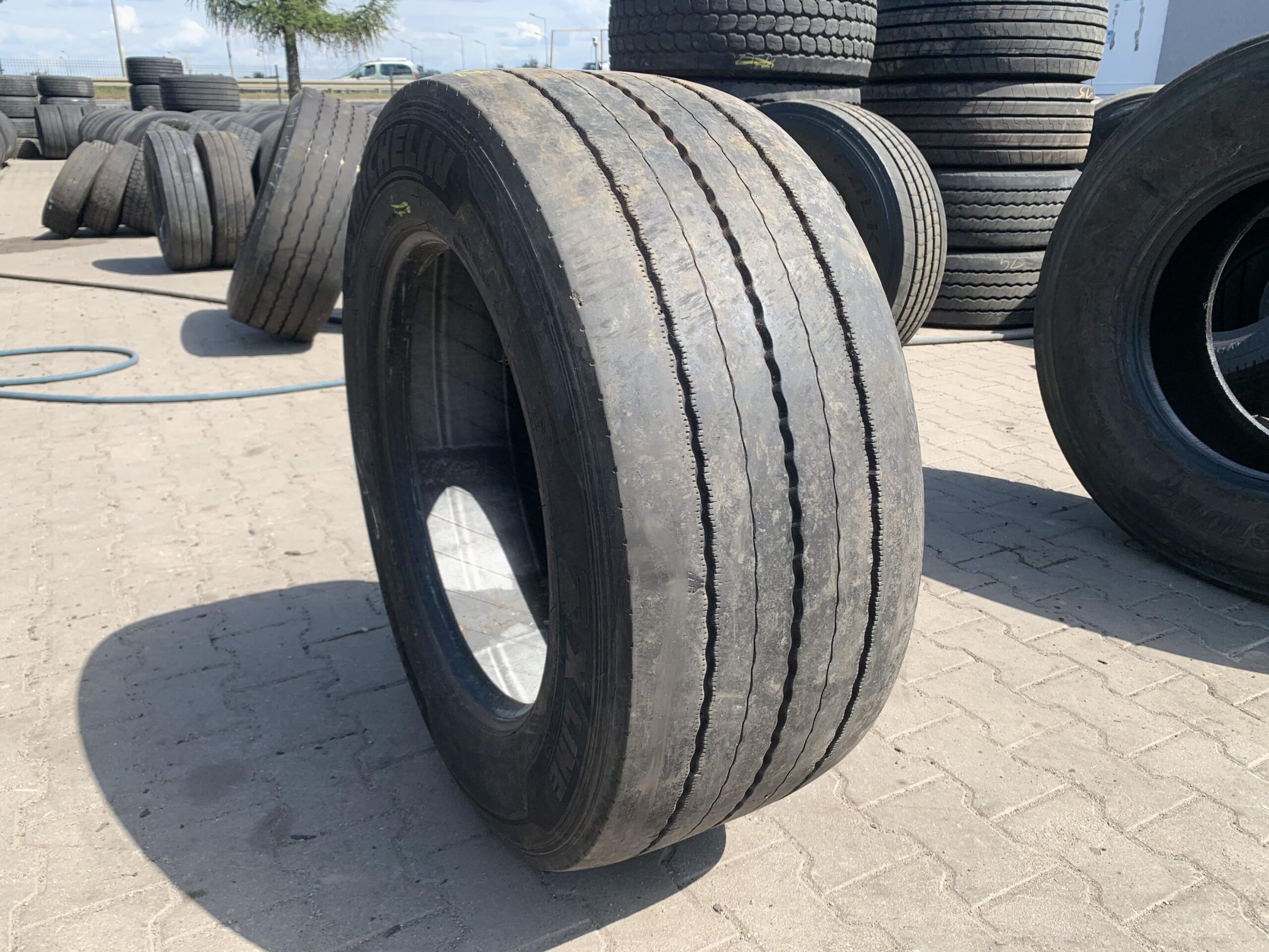 Opona używana ciężarowa naczepowa 445/45R19.5 MICHELIN X MULTI T HL / 11-12mm Opona ciężarowa 355/50R22.5 MICHELIN X LINE ENERGY Z / 7-9mm