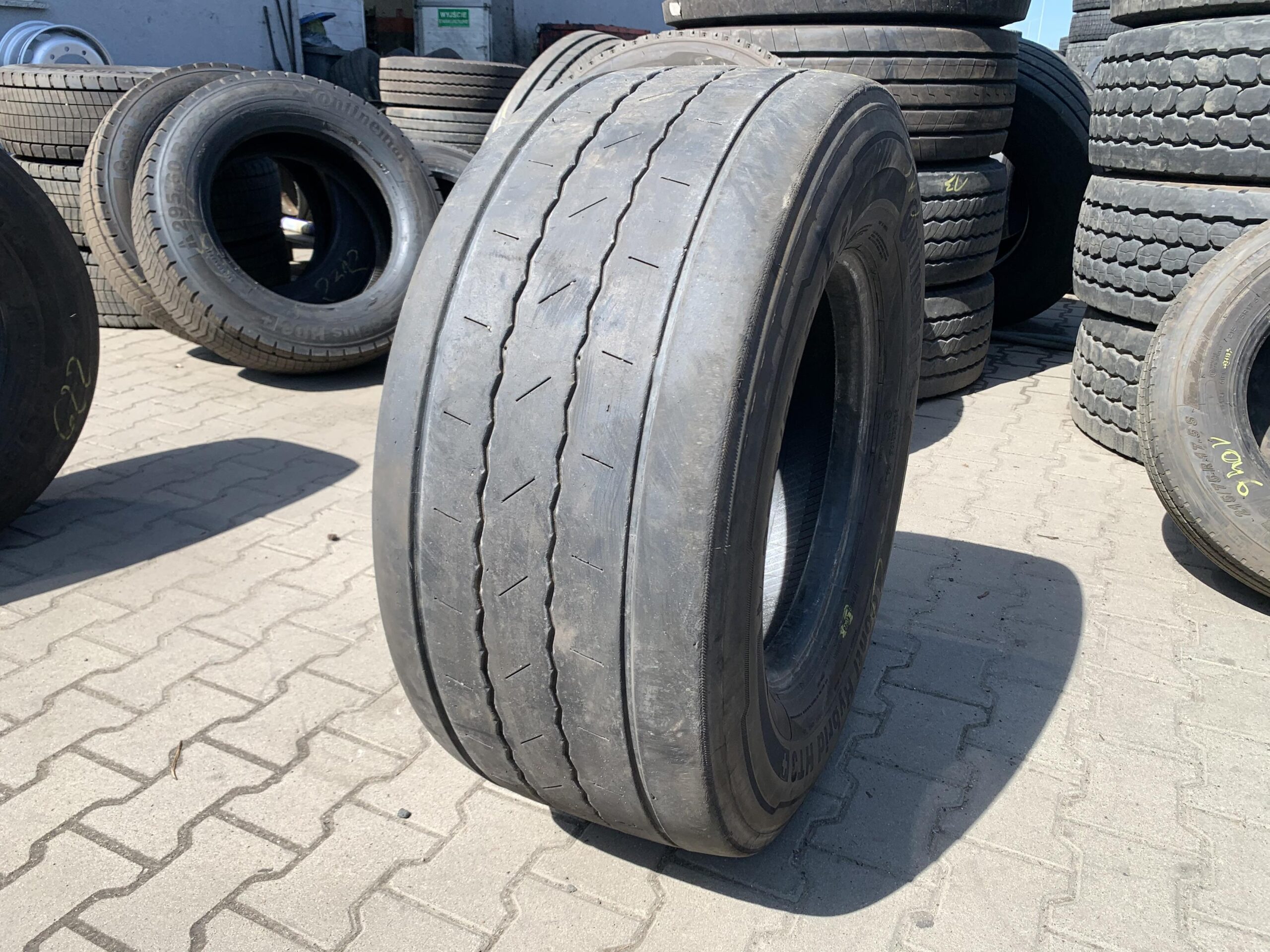 Opony ciężarowe używane podwieszane 315/80R22.5 BIEŻNIKOWANA TYP CONTINENTAL HSC1 / 100% Bieżnika Opona ciężarowa 385/55R19.5 CONTINENTAL CONTI HYBRID HT3+ / 5-7mm