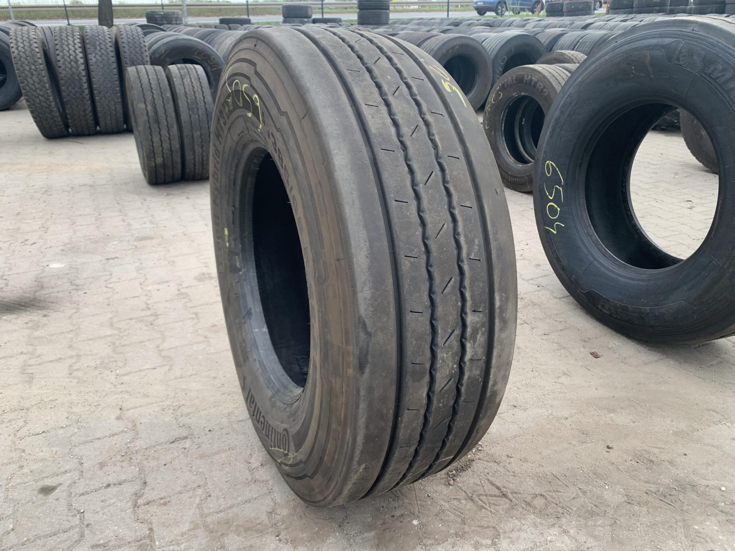 Opony ciężarowe 385/65R22.5 BRIDGESTONE DURAVIS R-STEER 002 / 9-10mm Opony ciężarowe 385/65R22.5 CONTINENTAL CONTI HYBRID HT3+ / 8-11mm